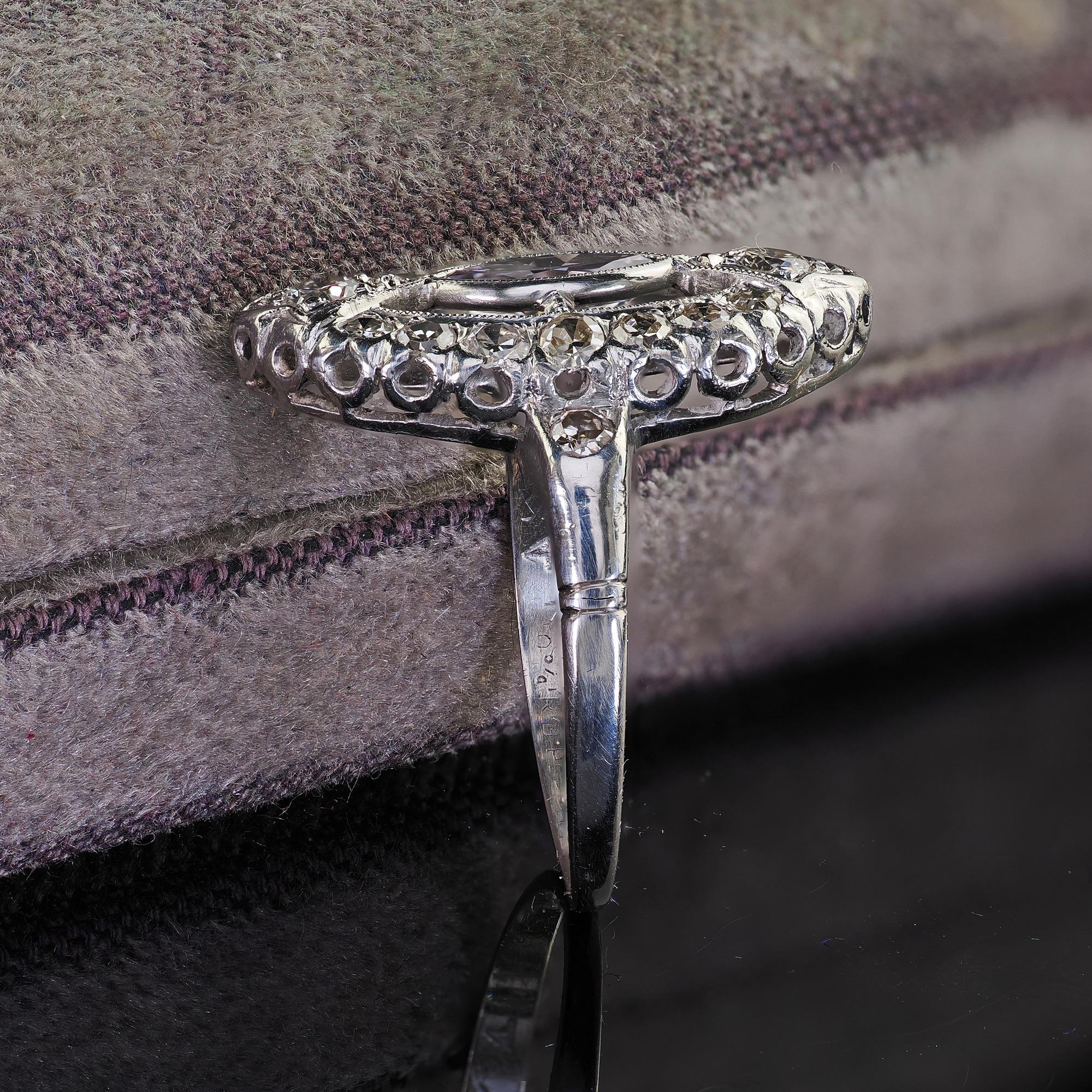 Taille Marquise Bague de fiançailles Art déco ancienne en platine avec diamant marquise violet clair - GIA en vente