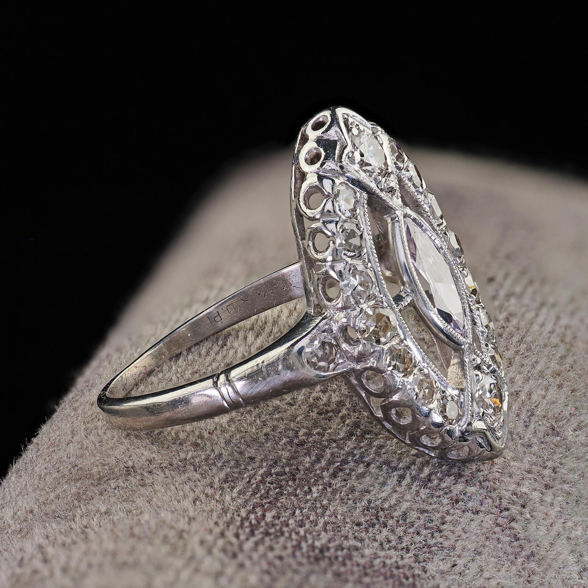 Bague de fiançailles Art déco ancienne en platine avec diamant marquise violet clair - GIA Bon état - En vente à Great Neck, NY