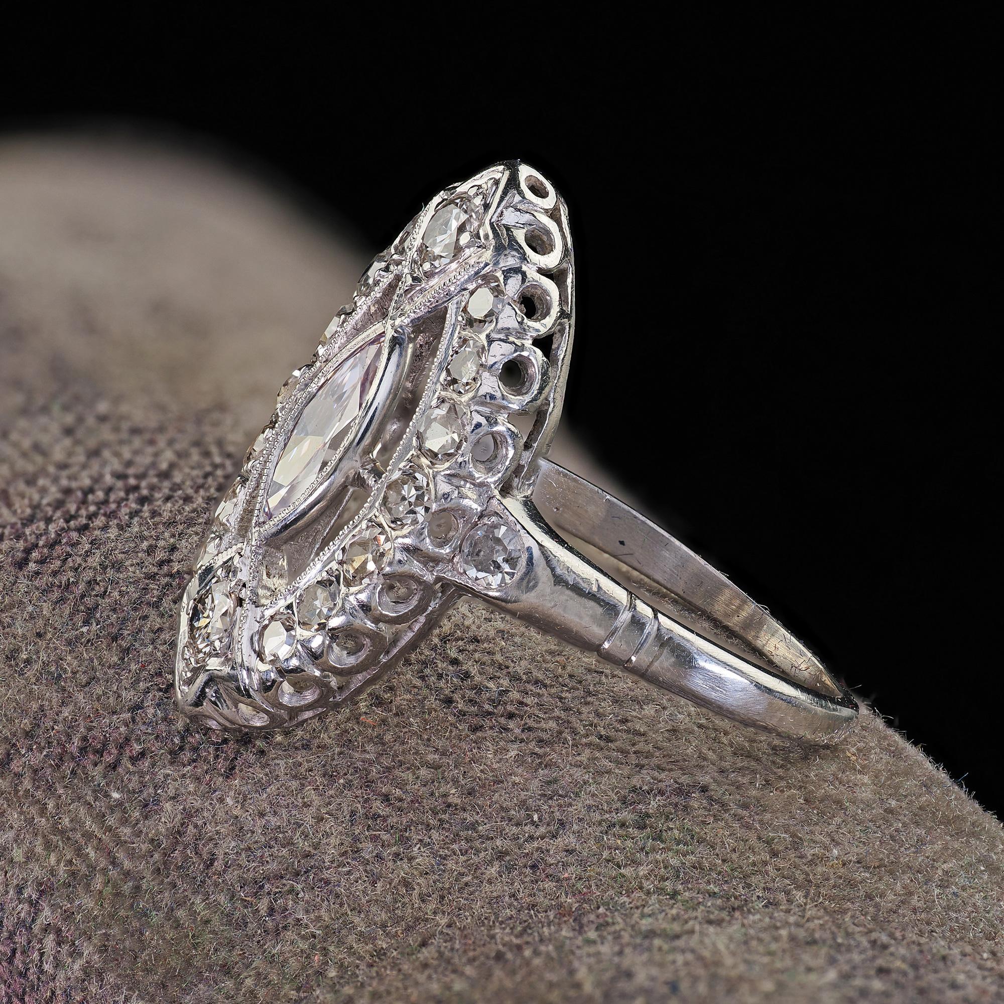 Bague de fiançailles Art déco ancienne en platine avec diamant marquise violet clair - GIA Pour femmes en vente