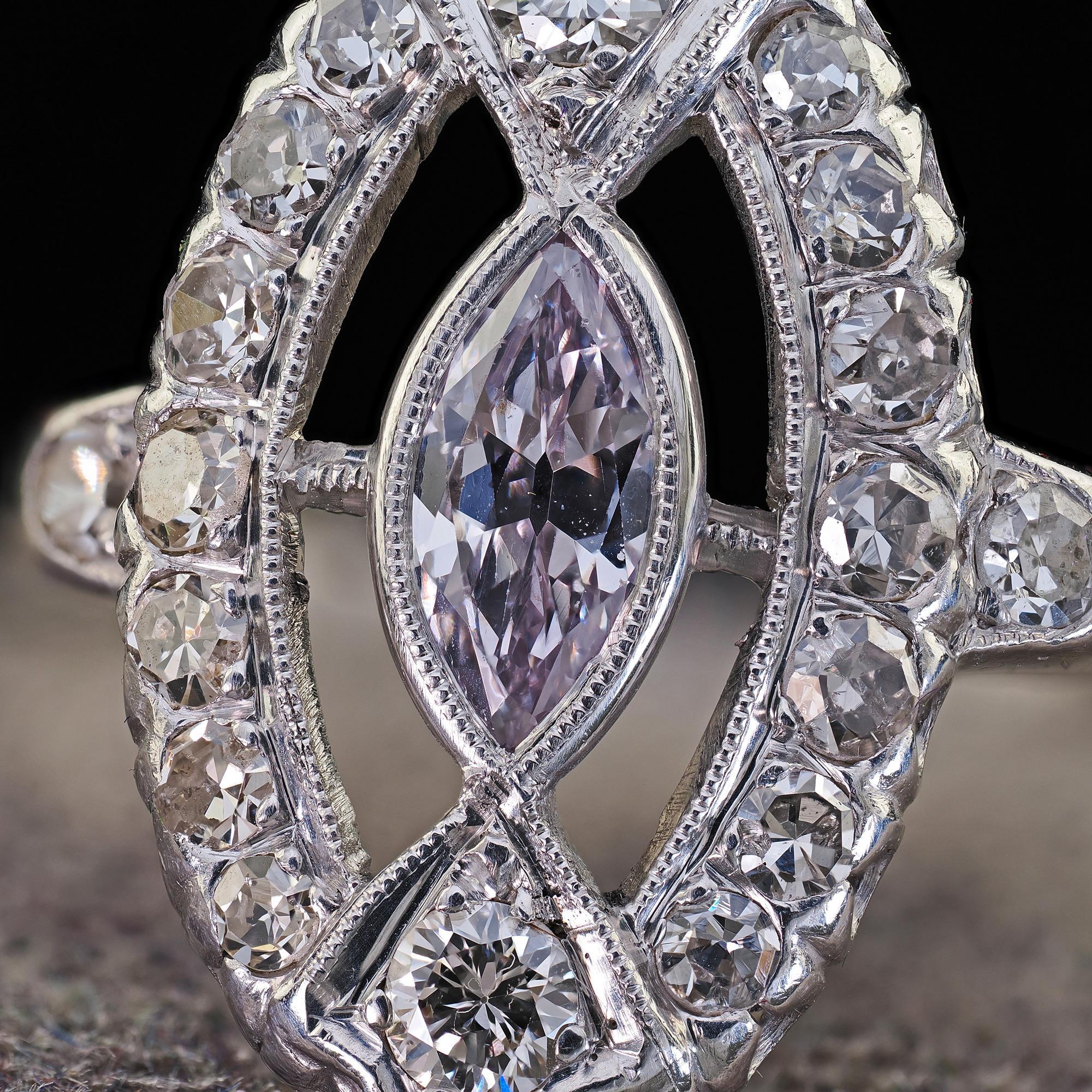 Bague de fiançailles Art déco ancienne en platine avec diamant marquise violet clair - GIA en vente 1