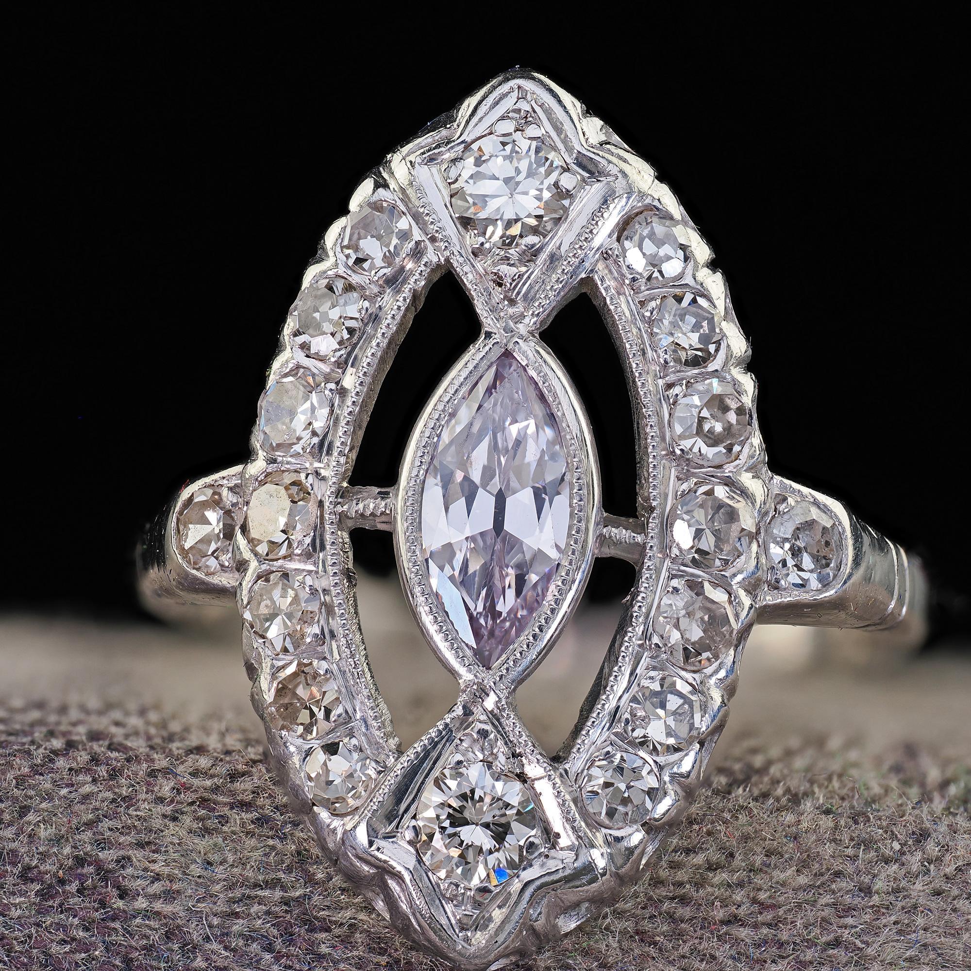 Bague de fiançailles Art déco ancienne en platine avec diamant marquise violet clair - GIA en vente 2