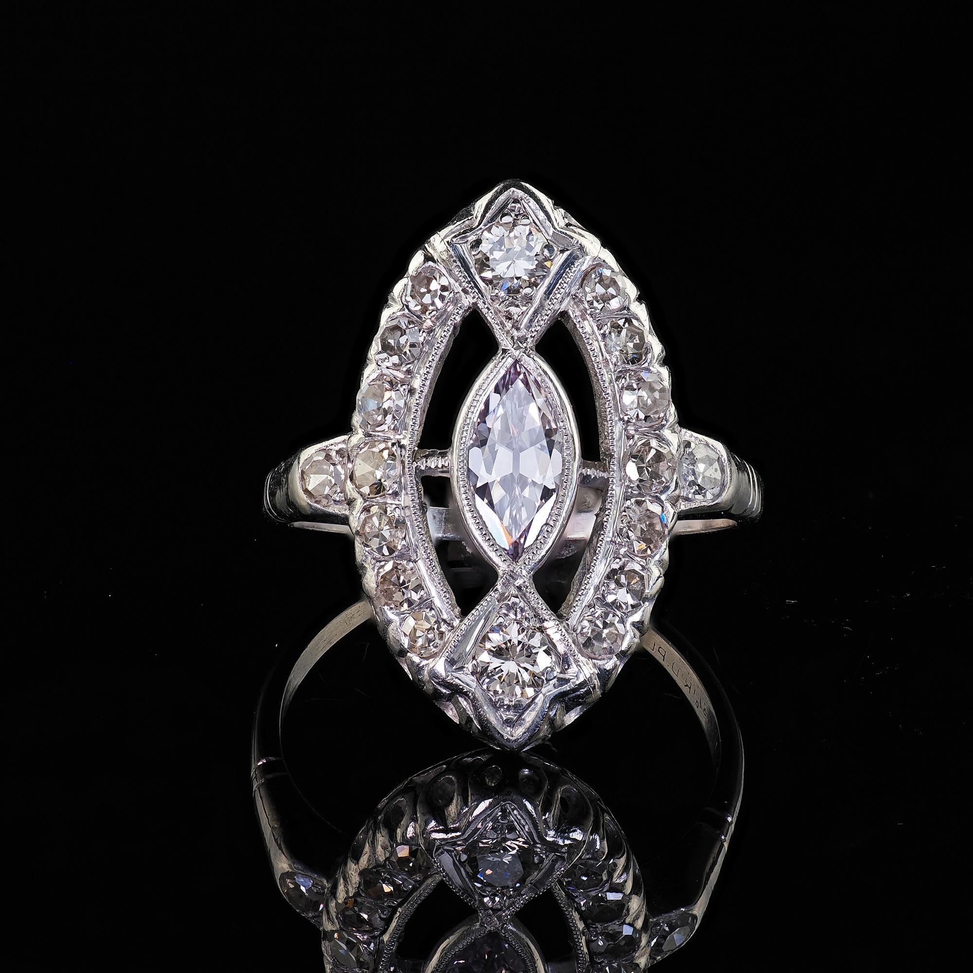 Bague de fiançailles Art déco ancienne en platine avec diamant marquise violet clair - GIA en vente 3