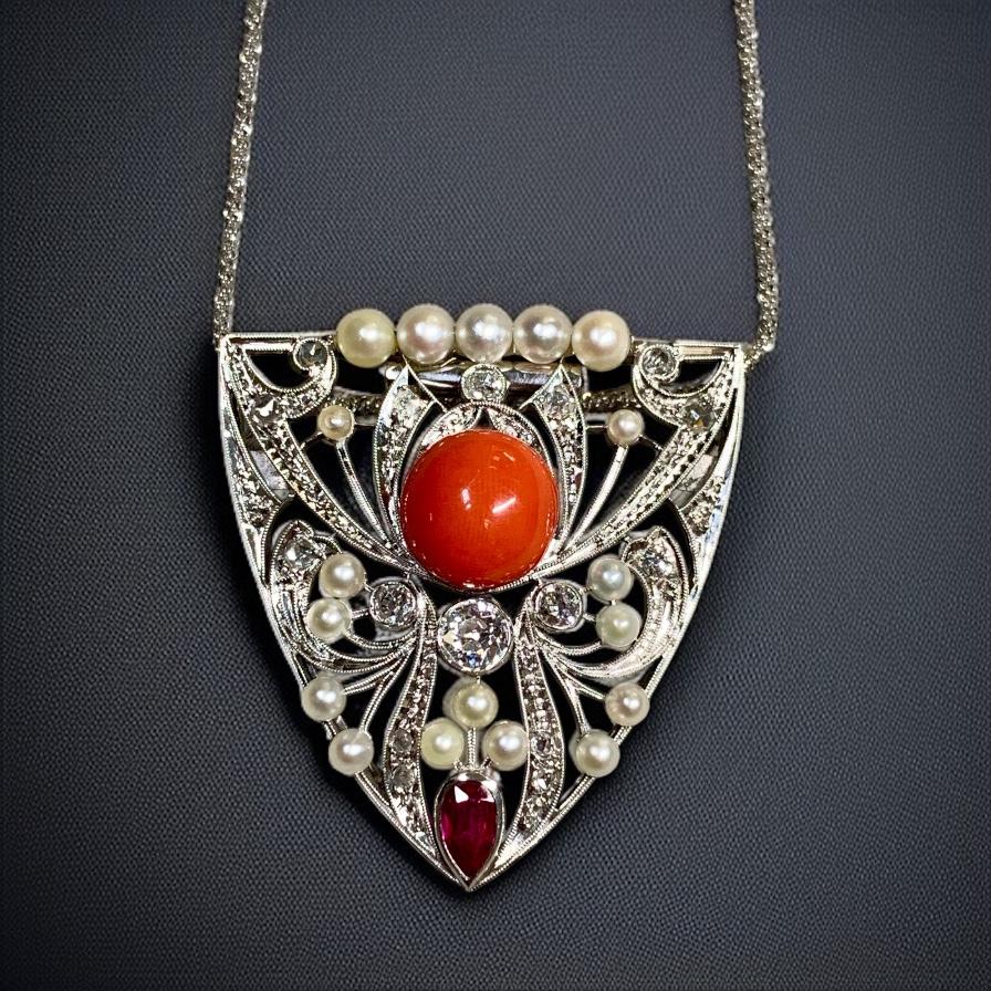 
Questo splendido pendente Art Deco originale (conversione in spilla) è realizzato a mano in platino e incastonato con circa 1ctw di diamanti taglio mina e taglio rosa, tutti di colore H. I+I e di purezza Vs1-Si1. Questo pezzo è anche incastonato