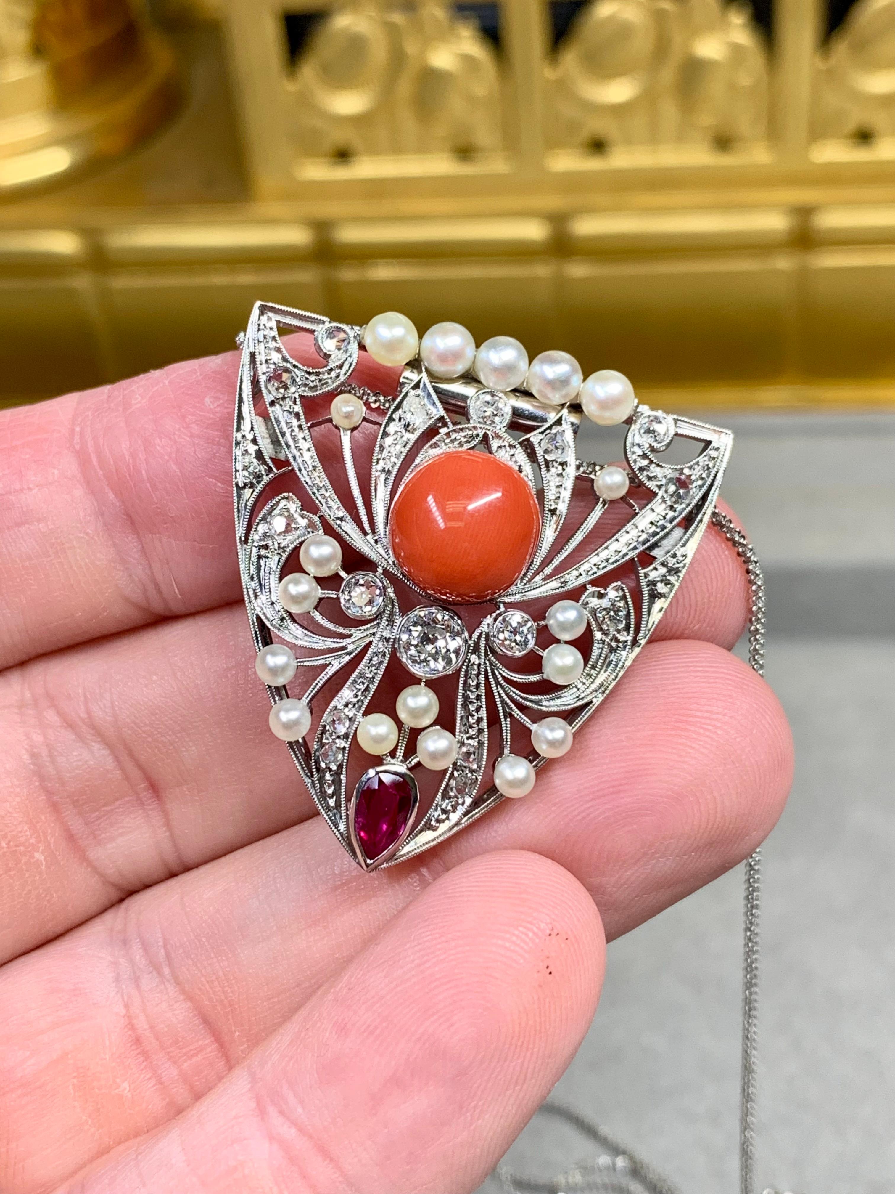 Art Déco Antico ciondolo a forma di scudo in platino Art Deco Mine Cut Diamond Coral Pearl Ruby in vendita