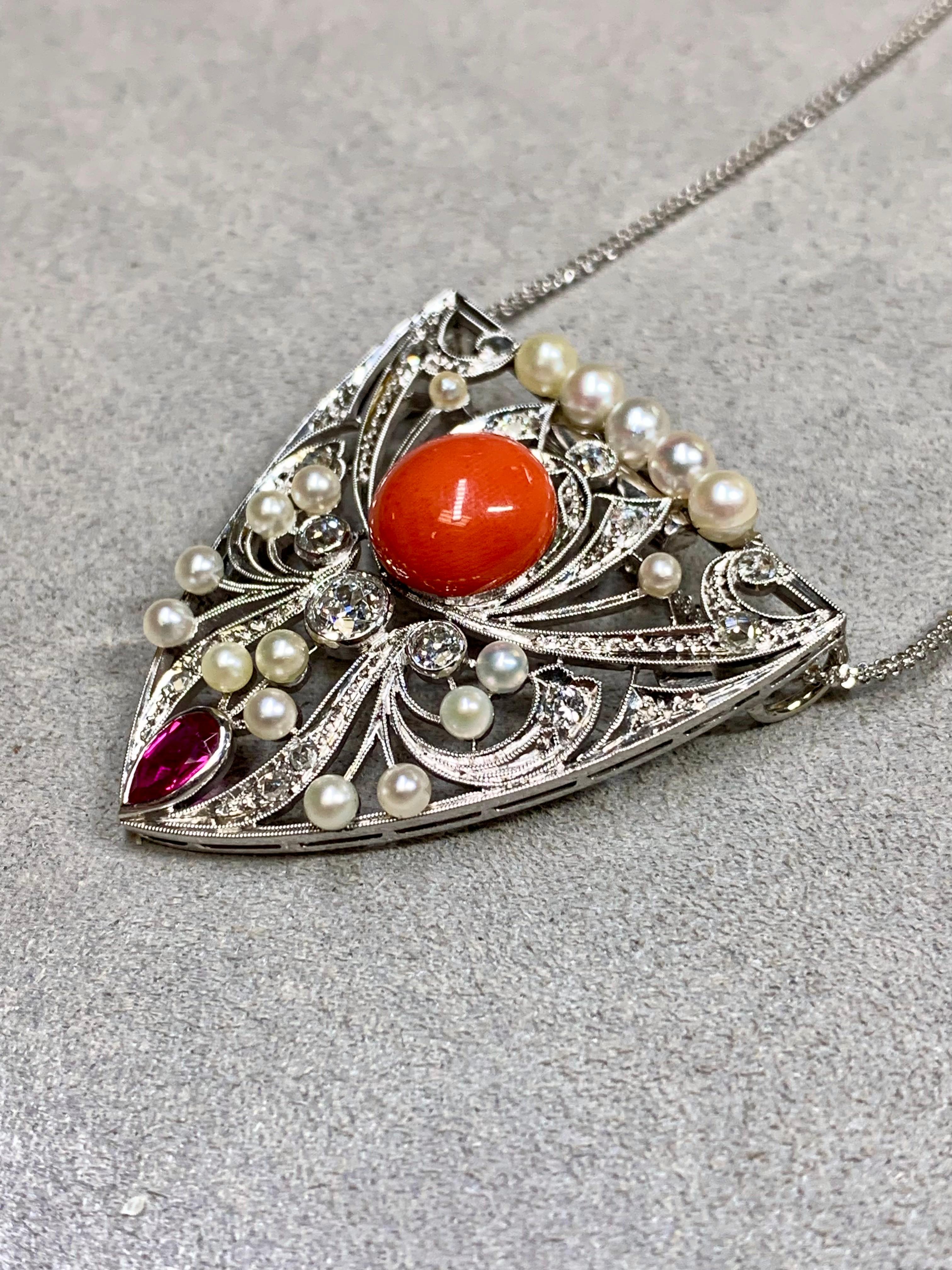 Antico ciondolo a forma di scudo in platino Art Deco Mine Cut Diamond Coral Pearl Ruby In condizioni buone in vendita a Winter Springs, FL