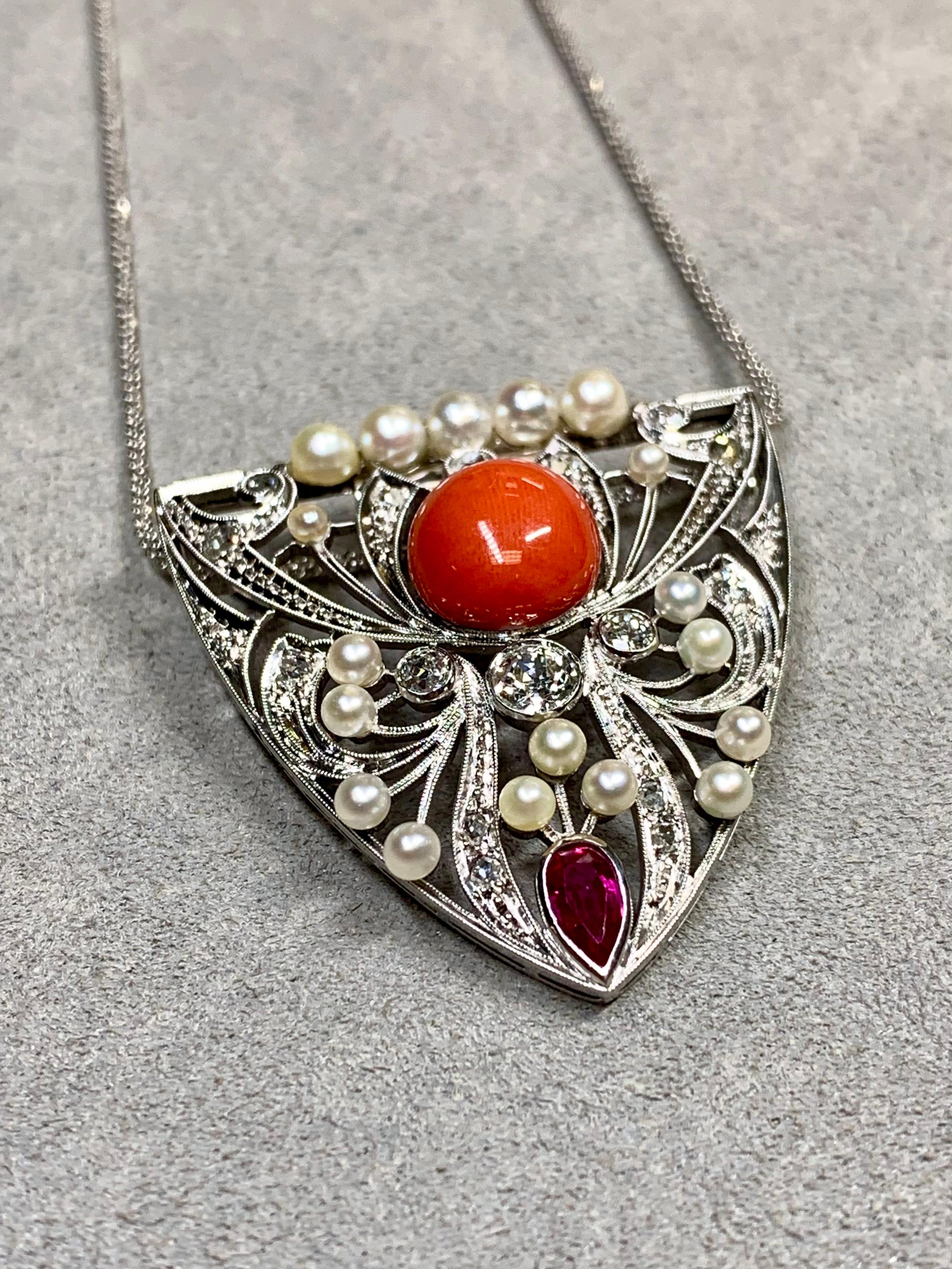 da uomo o donna Antico ciondolo a forma di scudo in platino Art Deco Mine Cut Diamond Coral Pearl Ruby in vendita