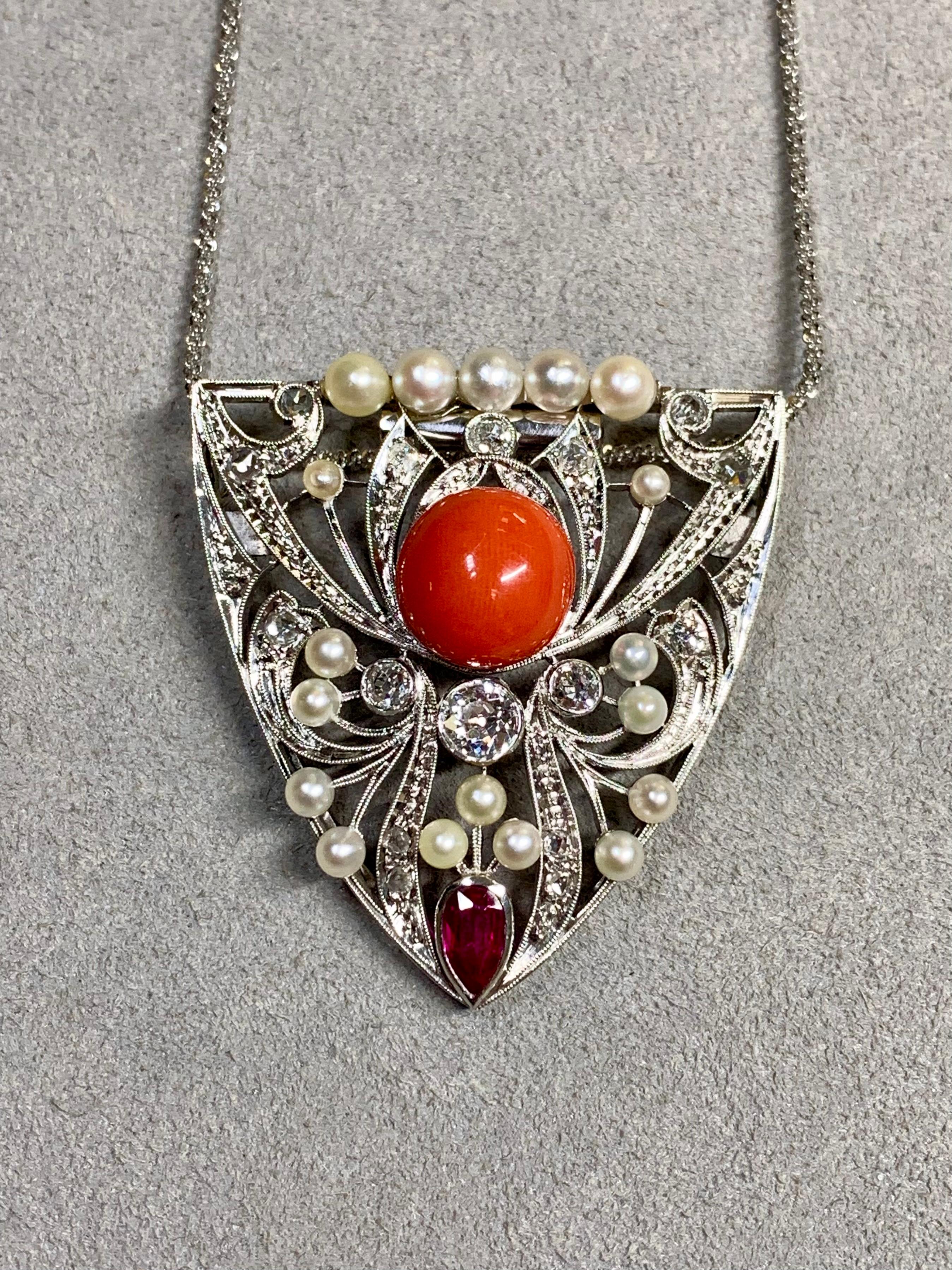 Antico ciondolo a forma di scudo in platino Art Deco Mine Cut Diamond Coral Pearl Ruby in vendita 1