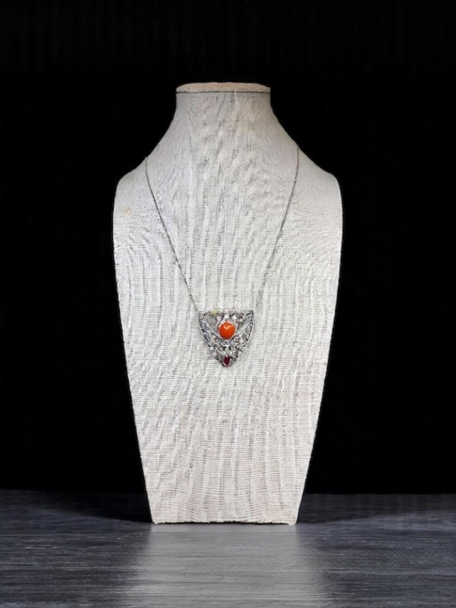 Antico ciondolo a forma di scudo in platino Art Deco Mine Cut Diamond Coral Pearl Ruby in vendita 2