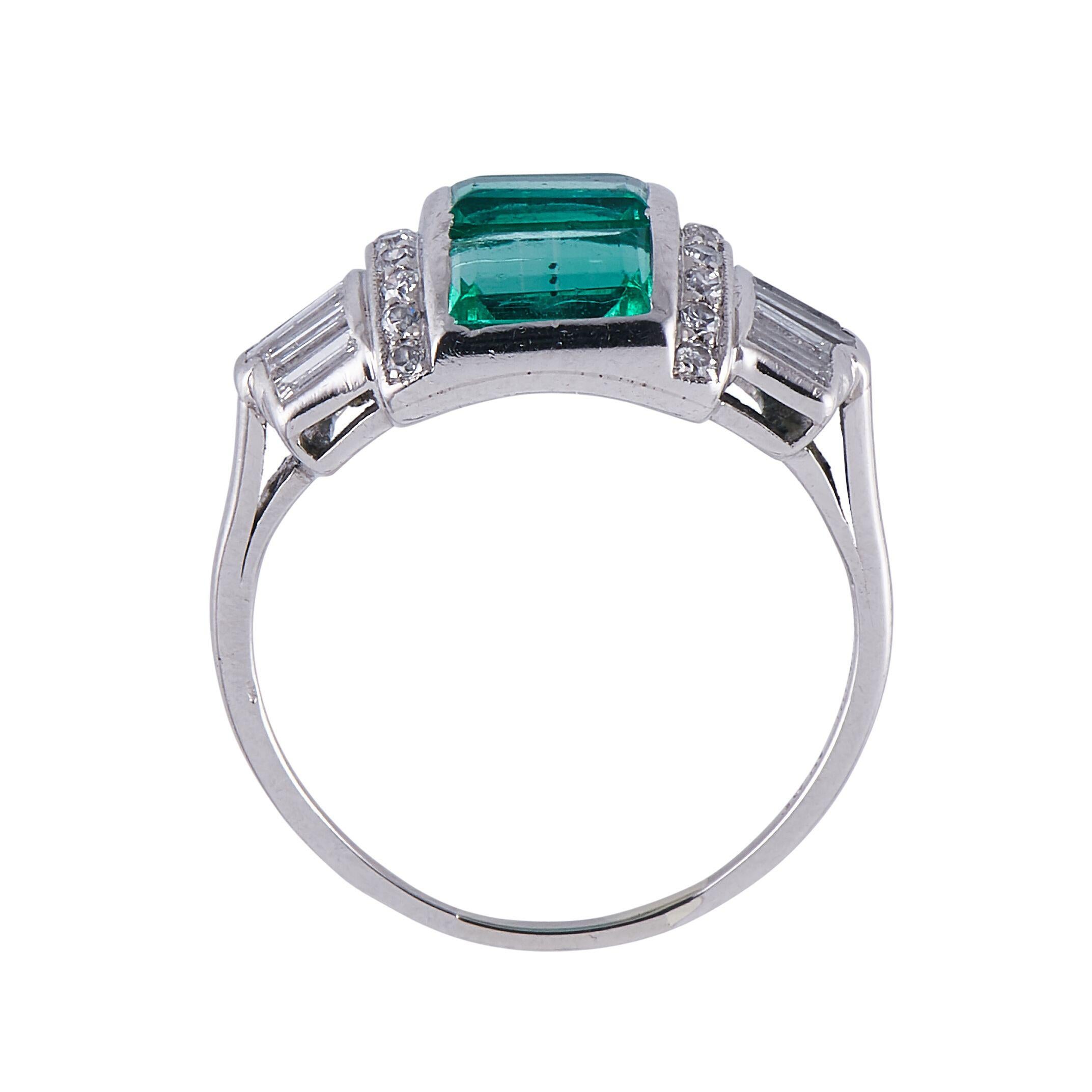 Antique, Art Deco, Platinum, Natural Colombian Emerald and Diamond Ring In Good Condition For Sale In Rochford, Essex