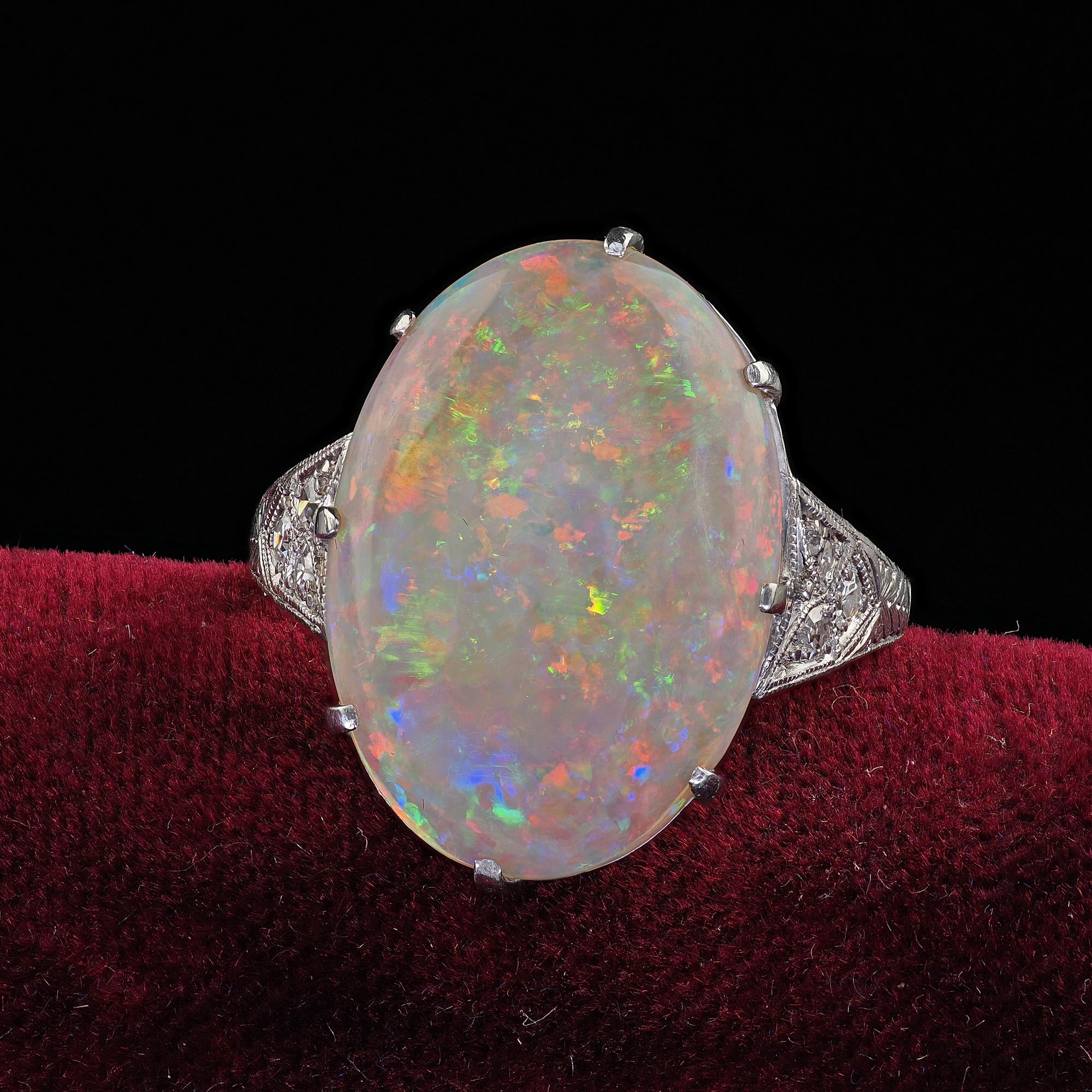 Schöne antike Art Deco Platin natürlichen Opal und Diamant eingraviert Cocktail-Ring. Dieser erstaunliche Art-Deco-Cocktailring mit natürlichem Opal und Diamant ist aus Platin gefertigt. Der Ring besteht aus einem wunderschönen Cabochon-Opal, der