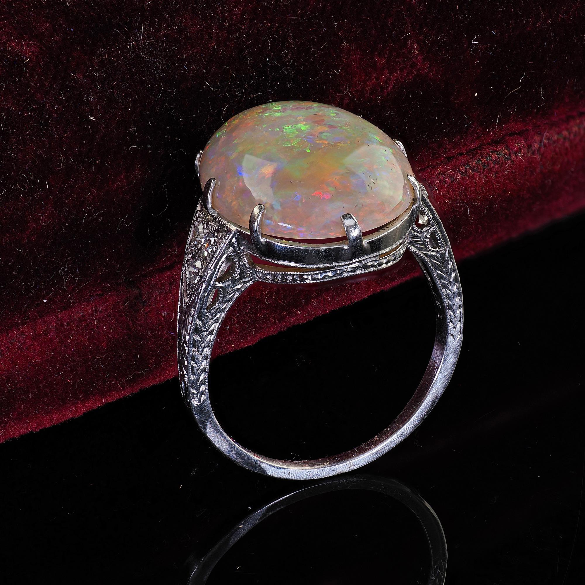 Antiker Art-Déco-Cocktailring aus Platin mit natürlichem Opal und Diamant-Gravur (Art déco) im Angebot