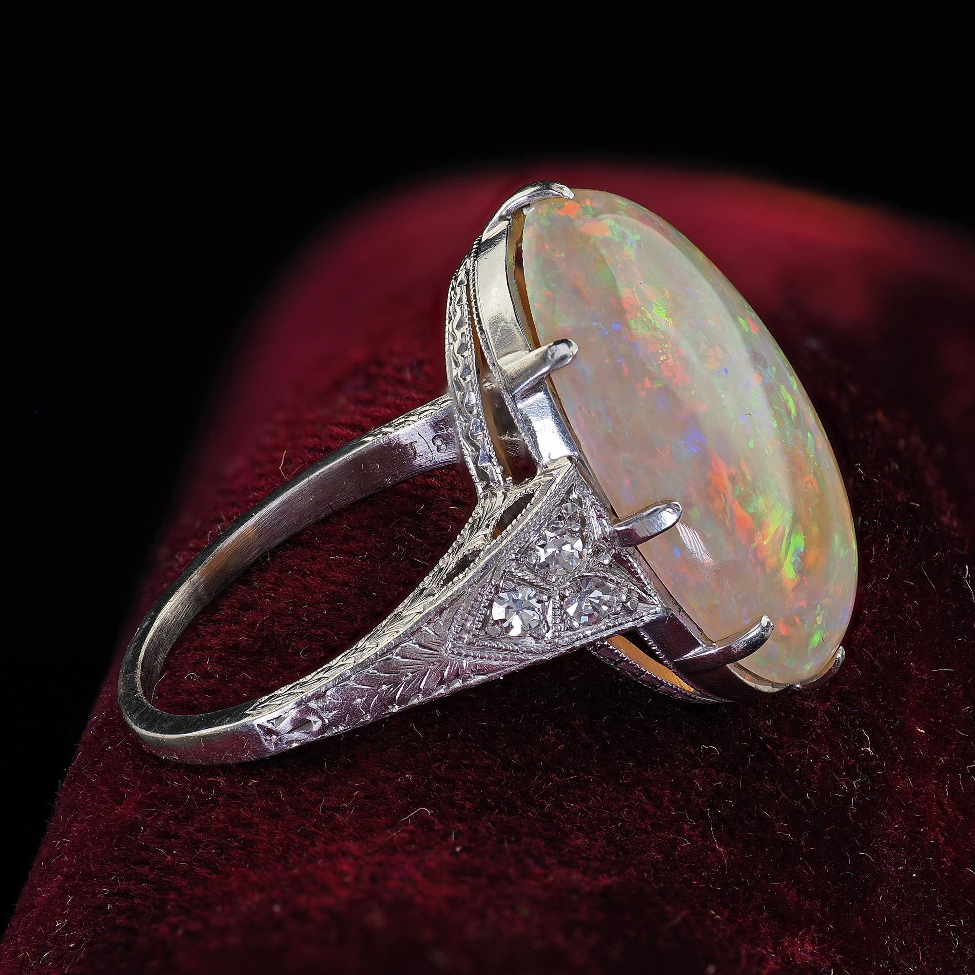 Antiker Art-Déco-Cocktailring aus Platin mit natürlichem Opal und Diamant-Gravur (Cabochon) im Angebot