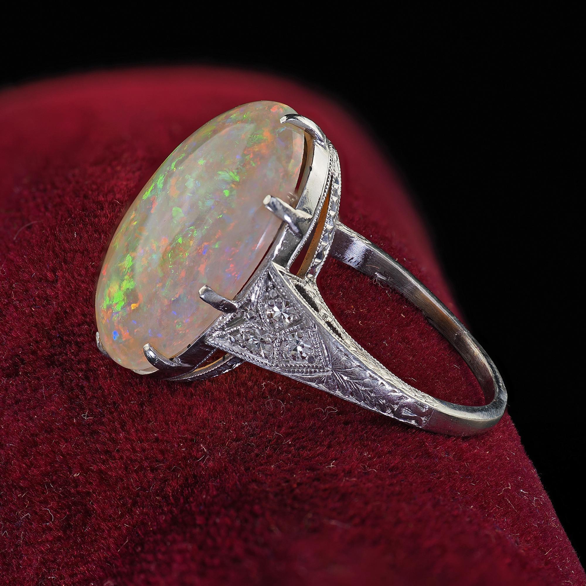 Antiker Art-Déco-Cocktailring aus Platin mit natürlichem Opal und Diamant-Gravur im Zustand „Gut“ im Angebot in Great Neck, NY
