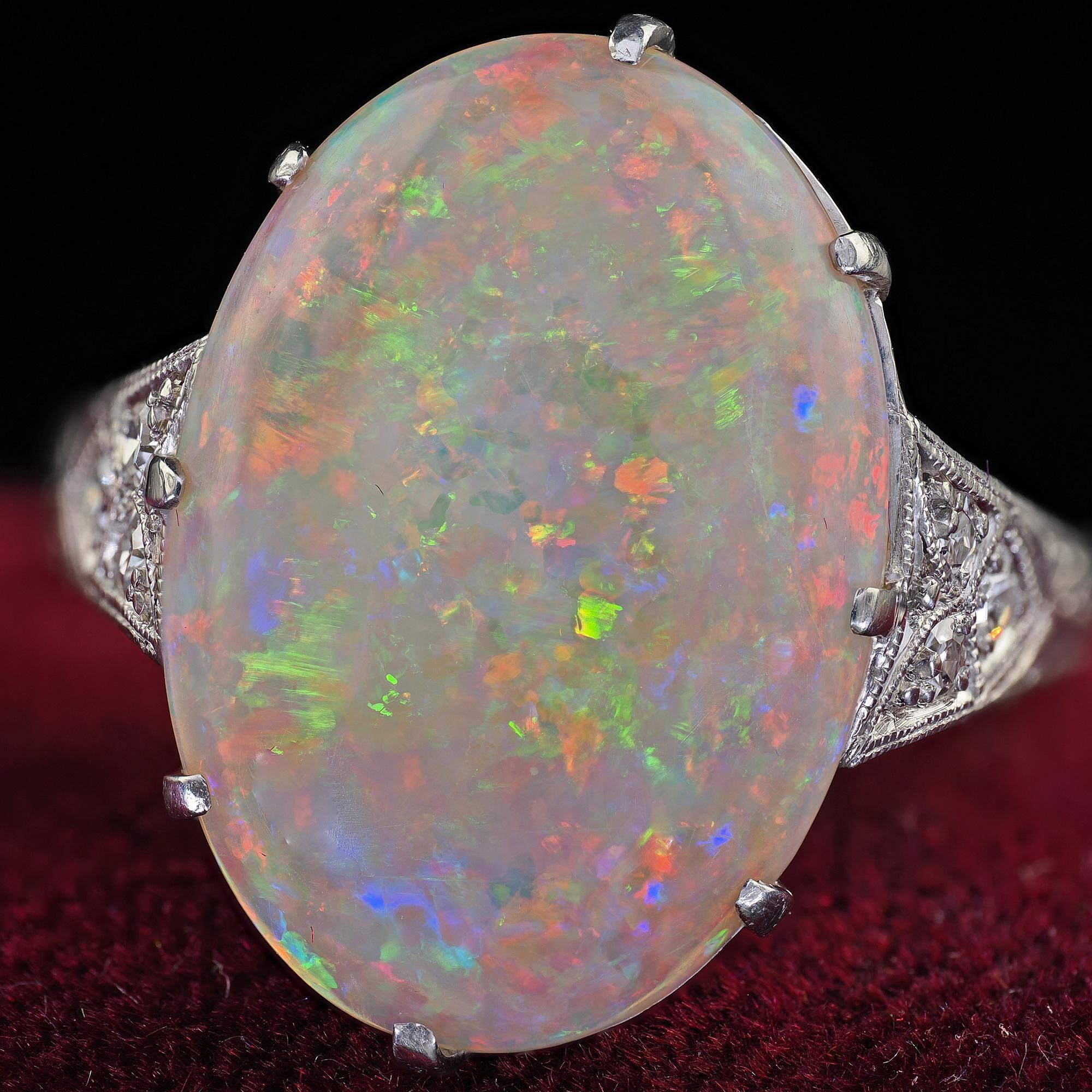 Antiker Art-Déco-Cocktailring aus Platin mit natürlichem Opal und Diamant-Gravur Damen im Angebot