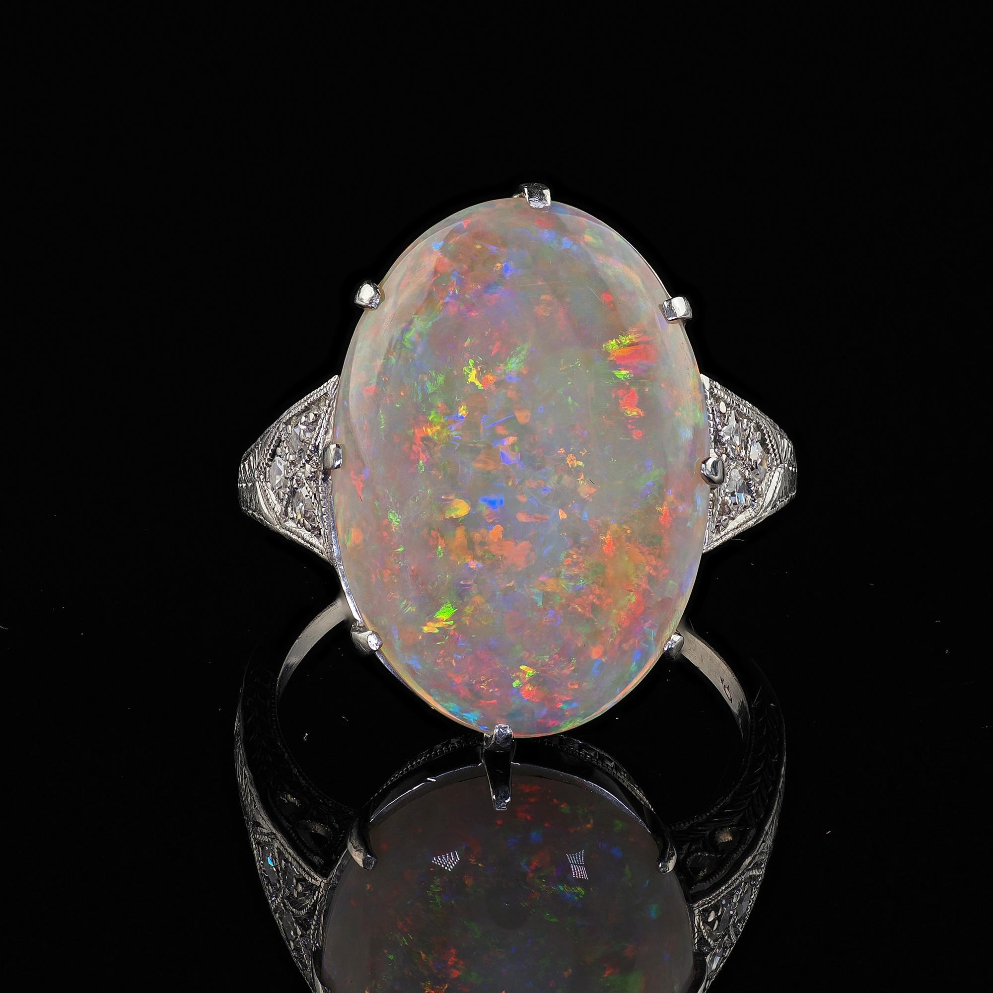 Antiker Art-Déco-Cocktailring aus Platin mit natürlichem Opal und Diamant-Gravur im Angebot 2