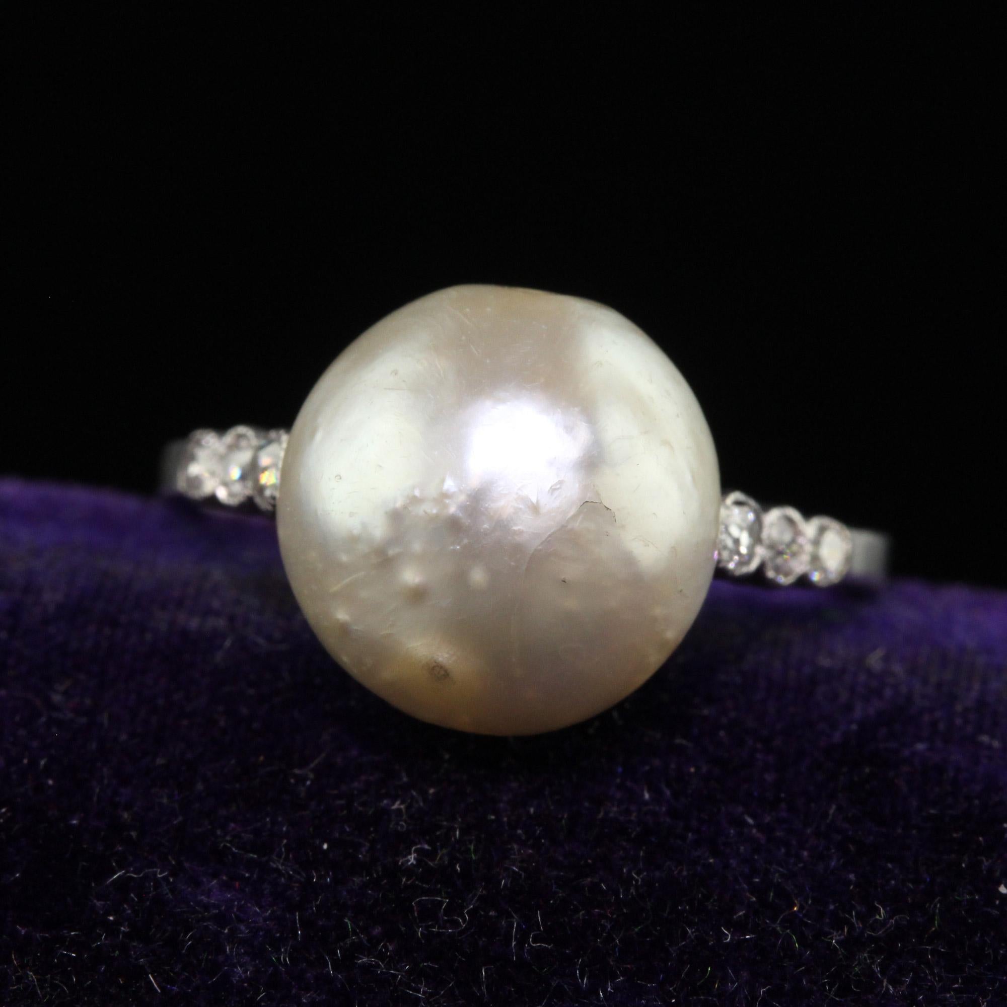 Magnifique bague de fiançailles ancienne en platine Art Deco avec perles naturelles et diamants - GIA. Cette magnifique bague de fiançailles en perles de style Art déco est réalisée en platine. Cette bague est ornée d'une magnifique perle blanche