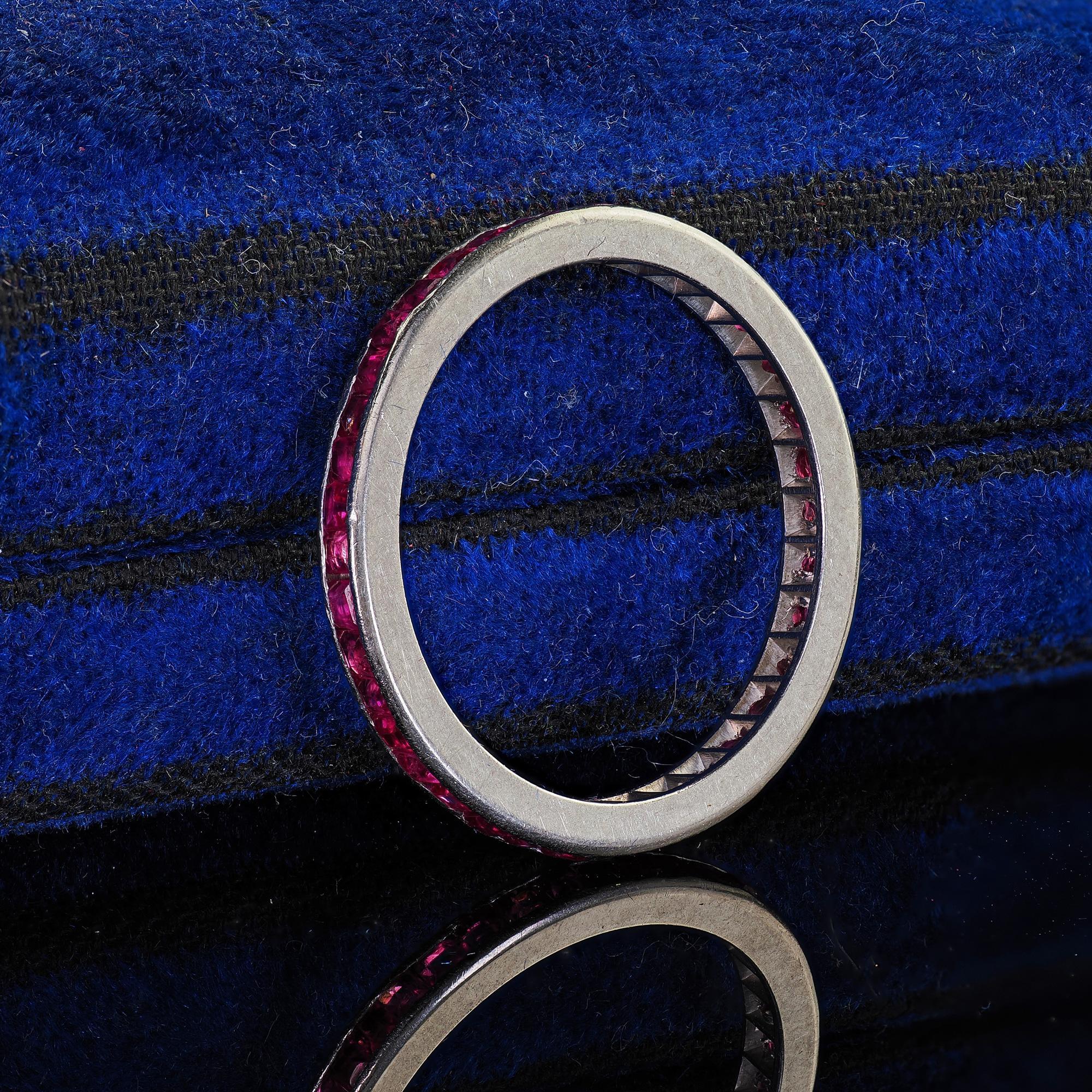 Magnifique bracelet d'éternité Art Antiques en platine avec rubis naturel taillé au carré - Taille 6. Ce magnifique bracelet d'éternité Art déco en rubis naturel est réalisé en platine. Cette bague est ornée de rubis naturels de taille carrée qui