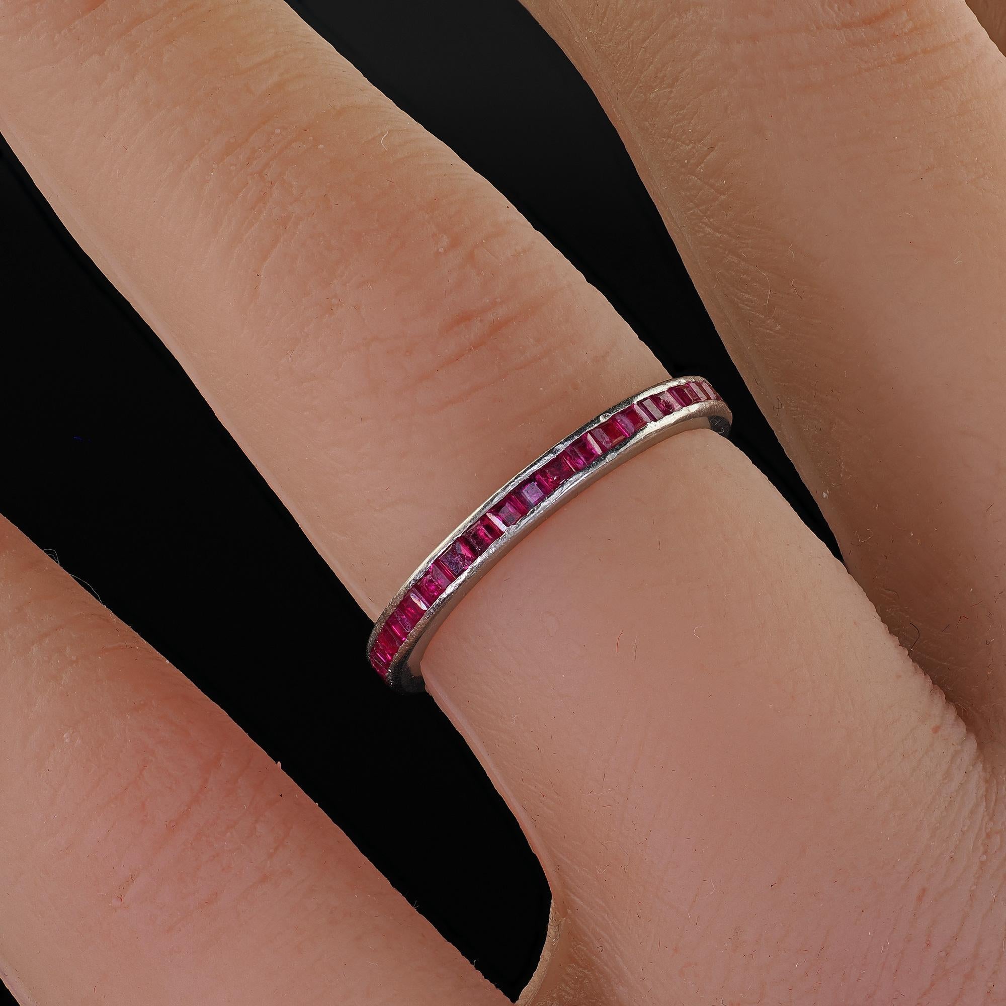 Anneau d'éternité Art déco ancien en platine, rubis naturel taille carrée - Taille 6 en vente 1