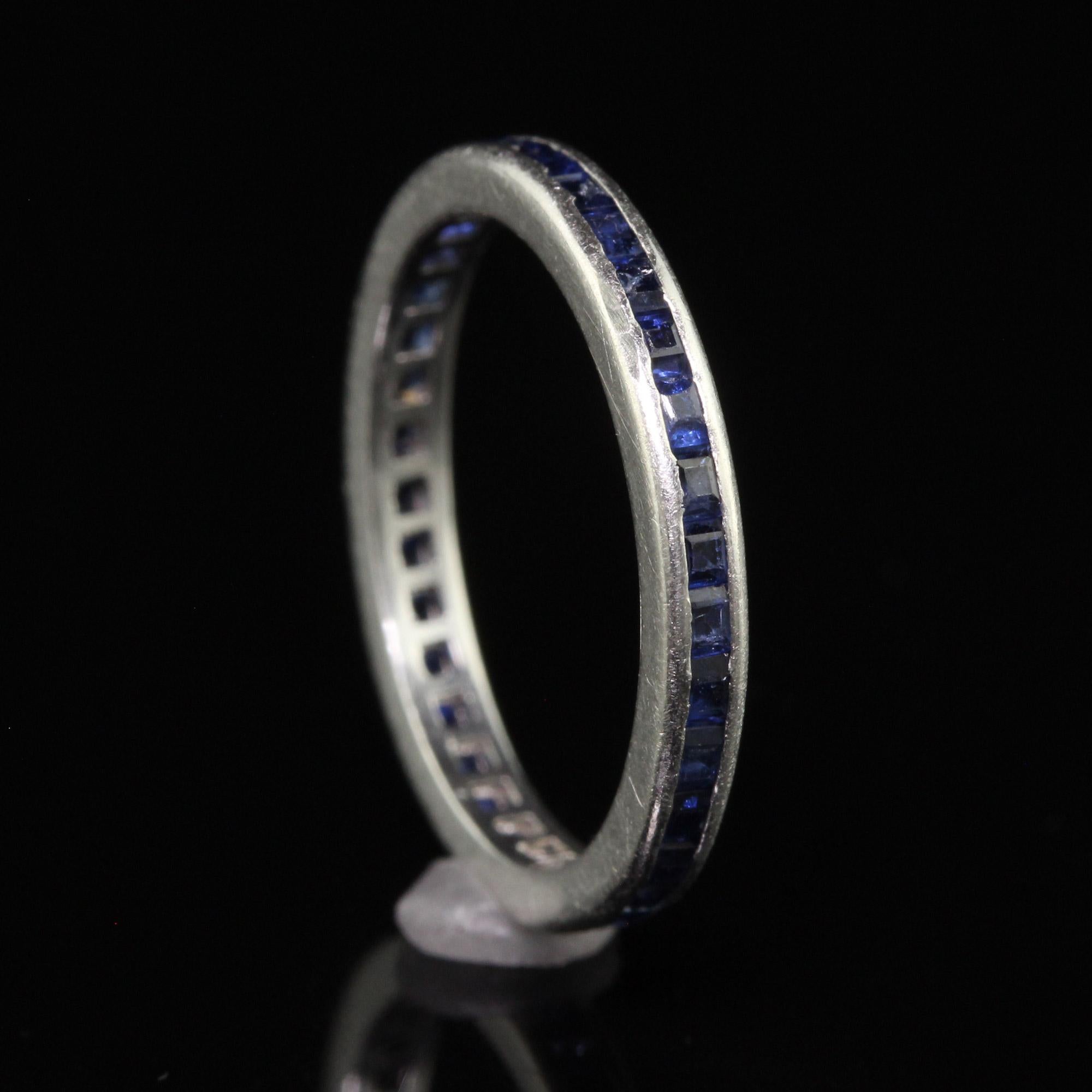Antiker Art Deco Platin Eternity-Ring mit natürlichem Saphir im Quadratschliff (Carréeschliff) im Angebot