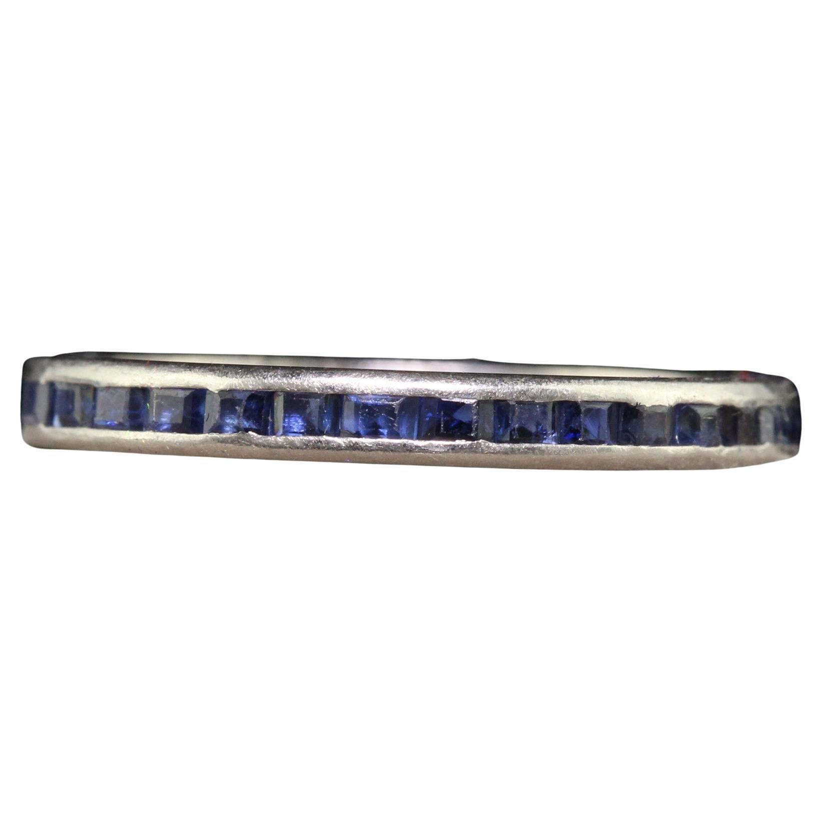 Antiker Art Deco Platin Eternity-Ring mit natürlichem Saphir im Quadratschliff im Angebot