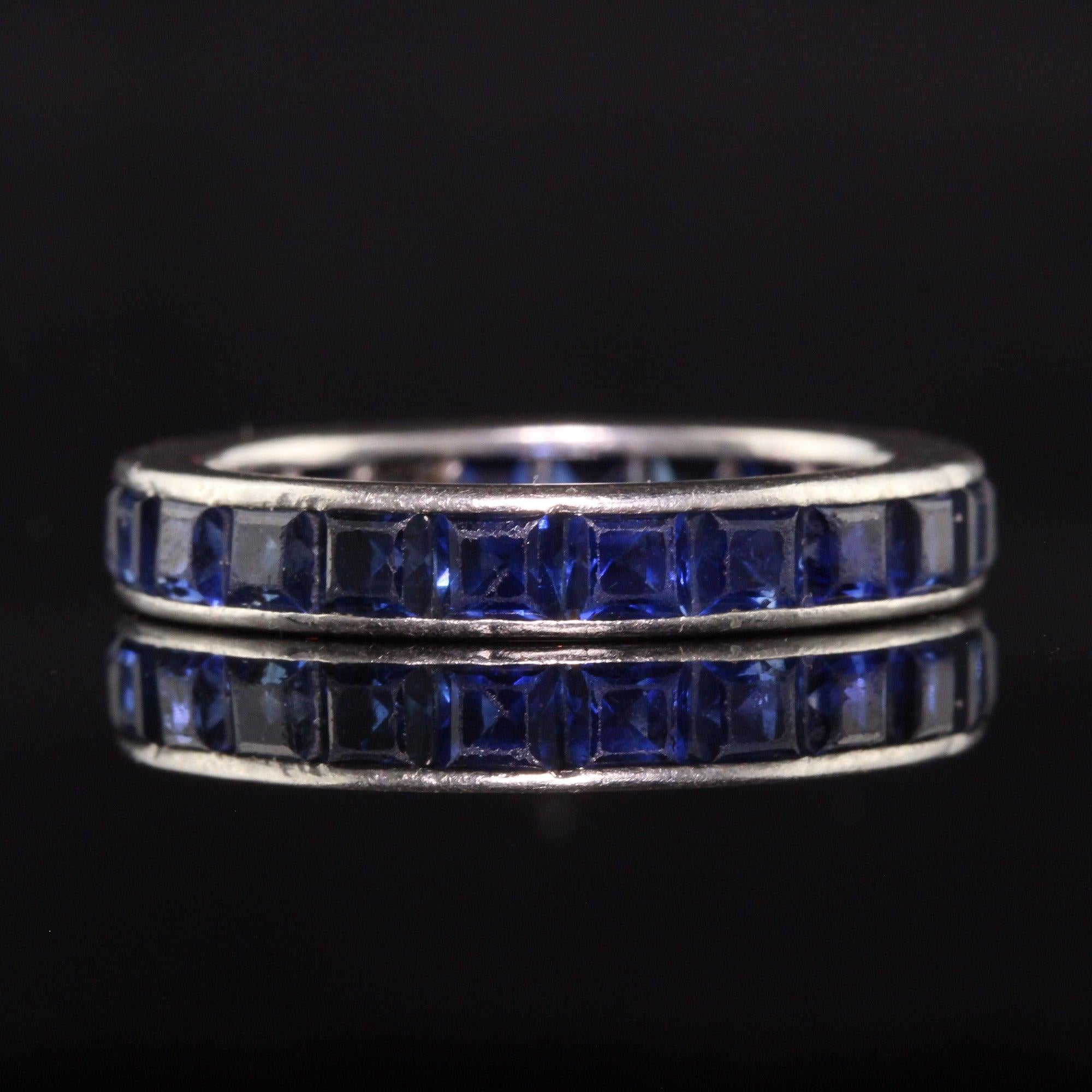 Taille carrée Anneau d'éternité Art déco ancien en platine avec saphir naturel de taille carrée - Taille 6 1/4 en vente