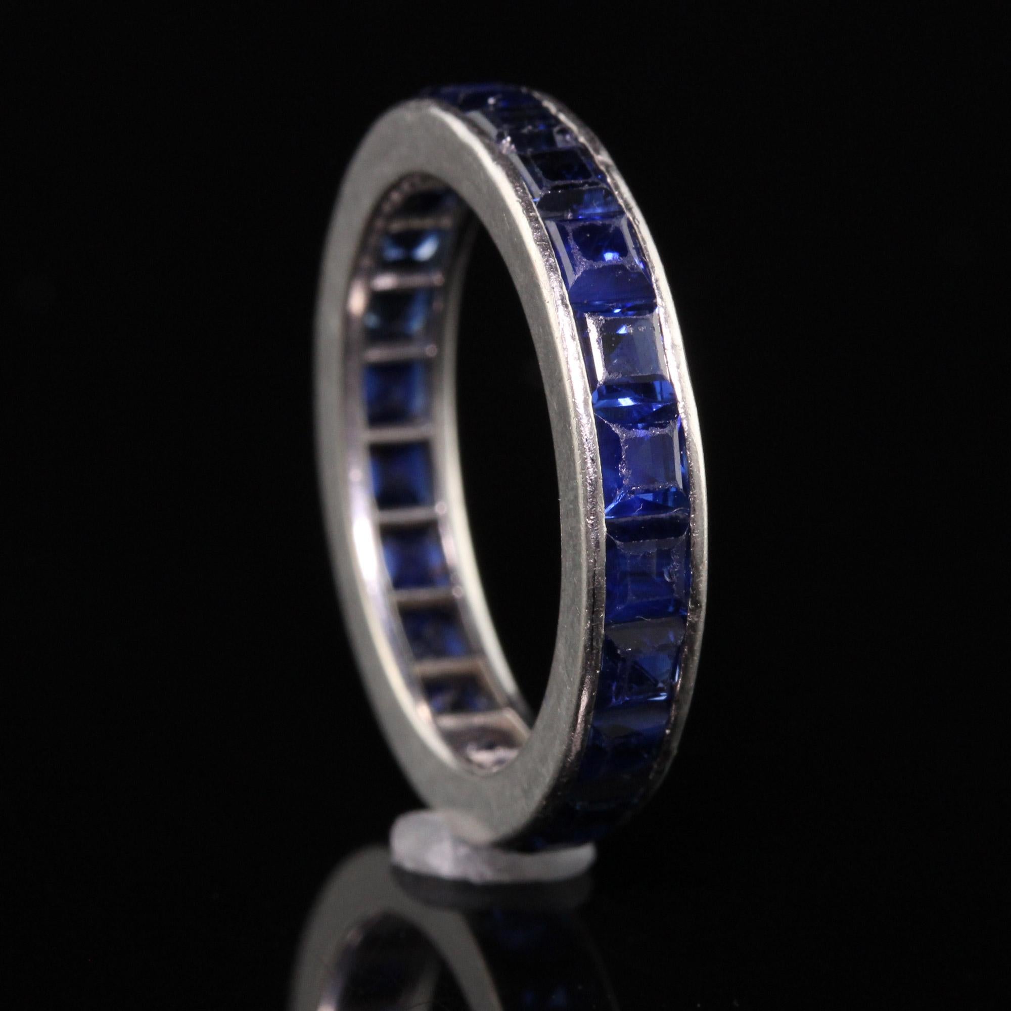 Anneau d'éternité Art déco ancien en platine avec saphir naturel de taille carrée - Taille 6 1/4 en vente 2