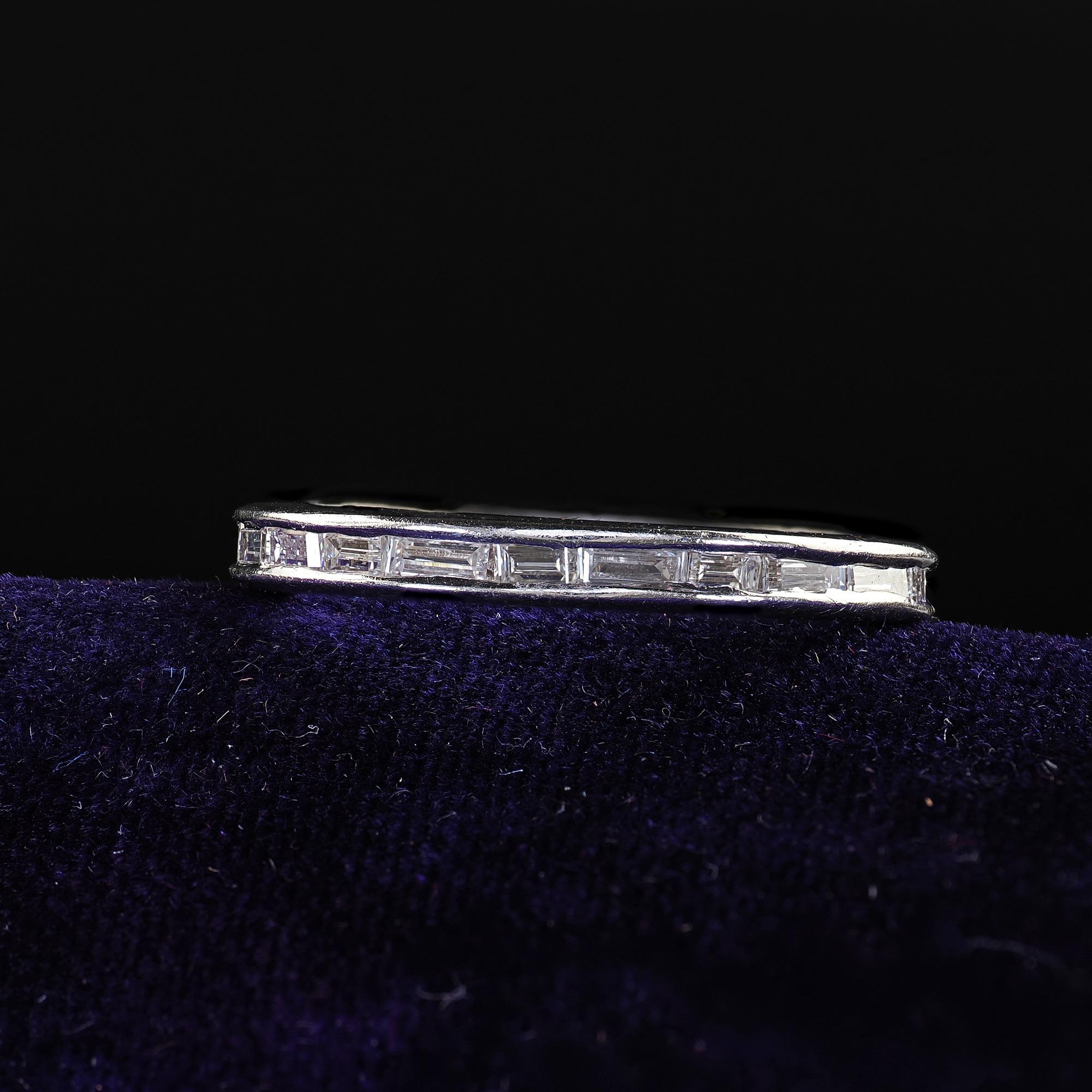 Bellissima fascia per l'eternità in platino Art Deco con diamanti baguette - misura 4 1/2. Questa classica fascia per l'eternità in Art Deco con diamanti a baguette è realizzata in platino. L'anello presenta diamanti a baguette che girano intorno