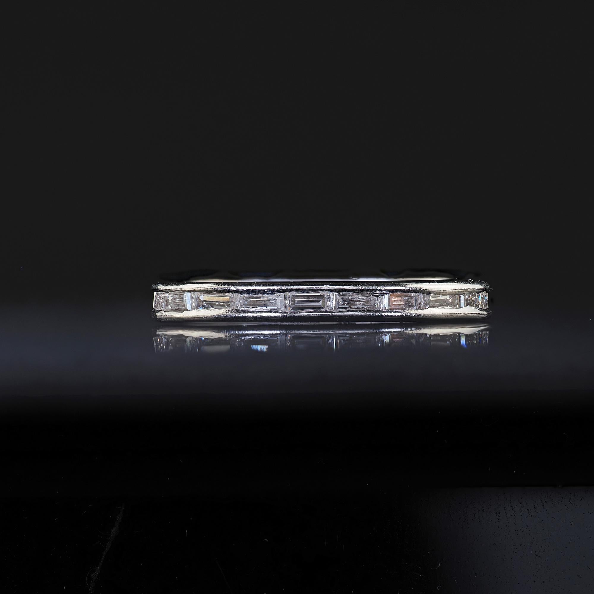 Taglio baguette Fascia per l'eternità in platino antico Art Deco con diamanti baguette - misura 4 1/2 in vendita