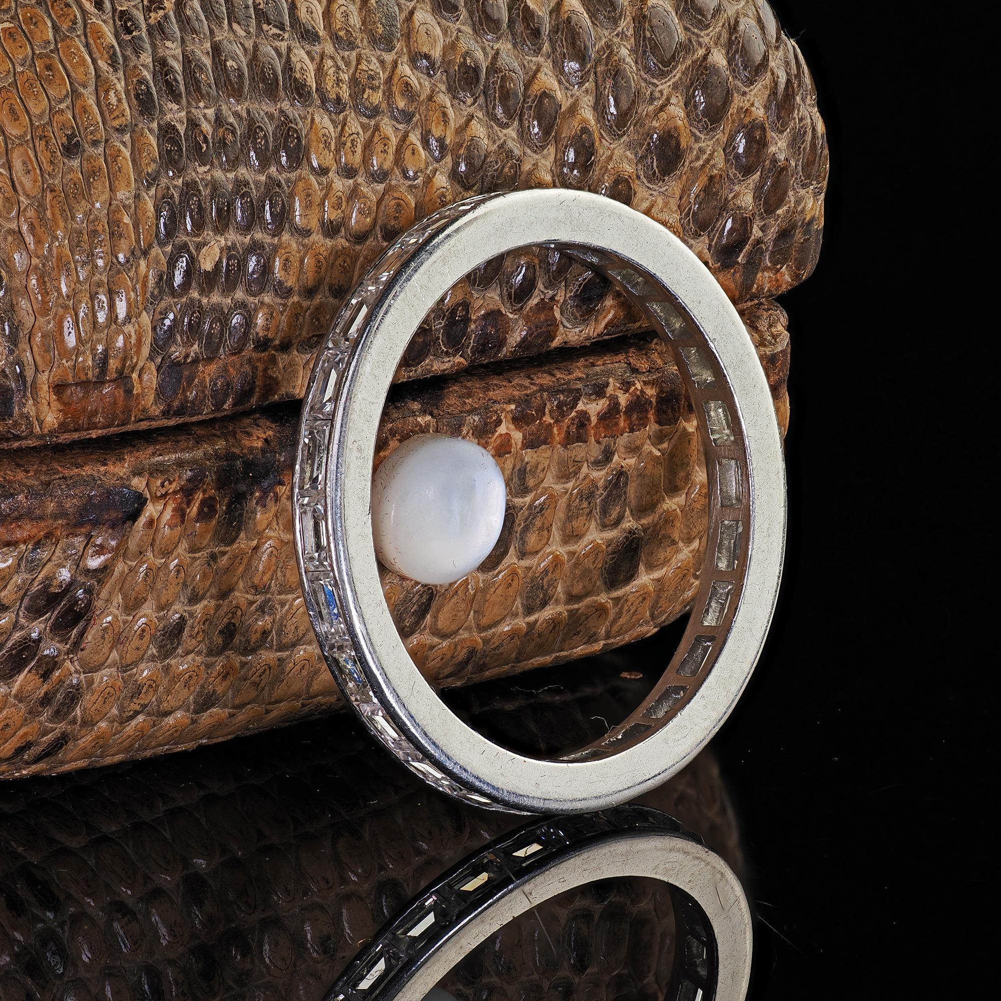 Bellissima fascia per l'eternità in platino Art Deco con diamanti baguette - misura 6 1/2. Questa splendida fascia per l'eternità con diamanti baguette in stile Art Déco è realizzata in platino. L'anello presenta bellissimi diamanti a baguette