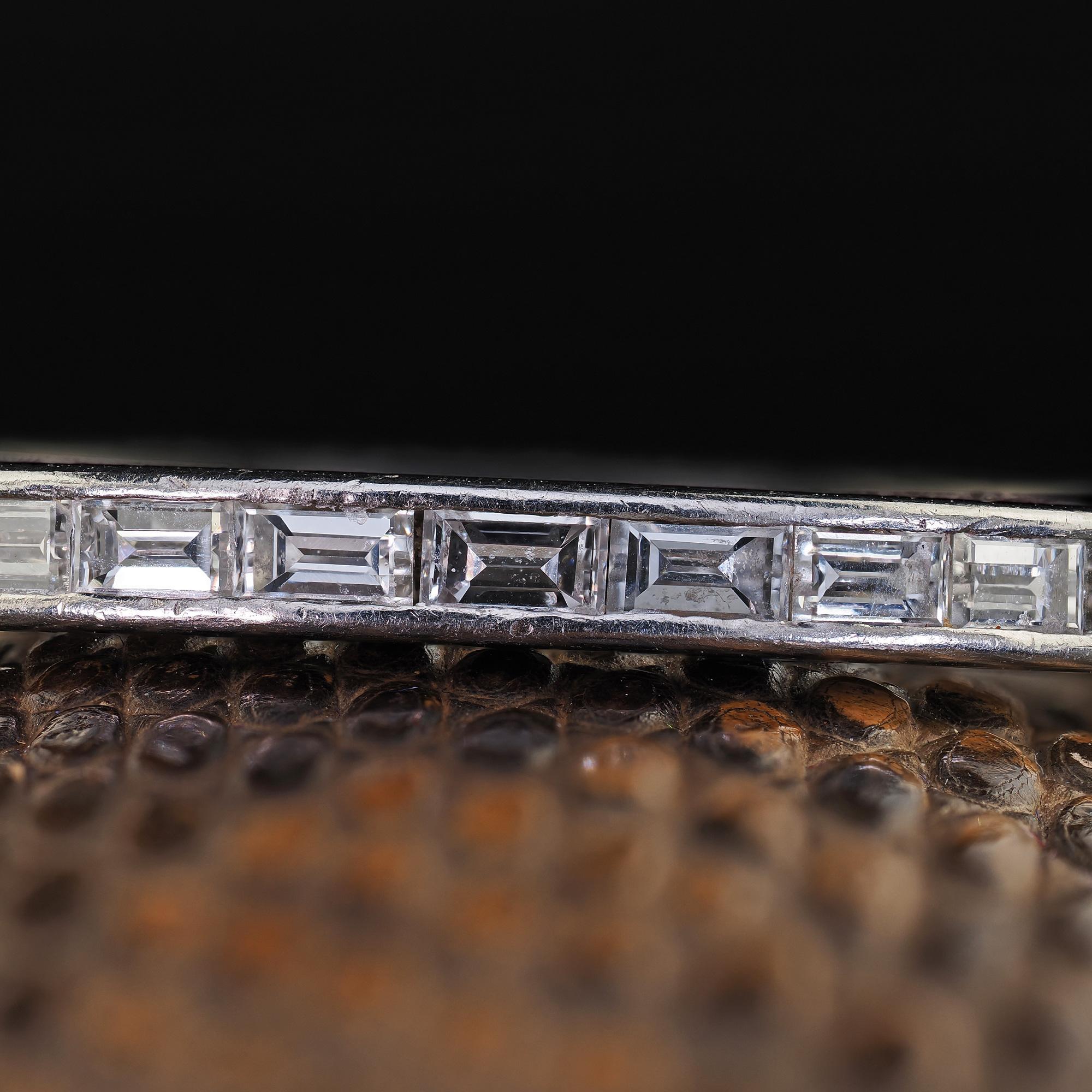 Art Déco Fascia per l'eternità in platino antico Art Deco con diamanti baguette - misura 6 1/2 in vendita