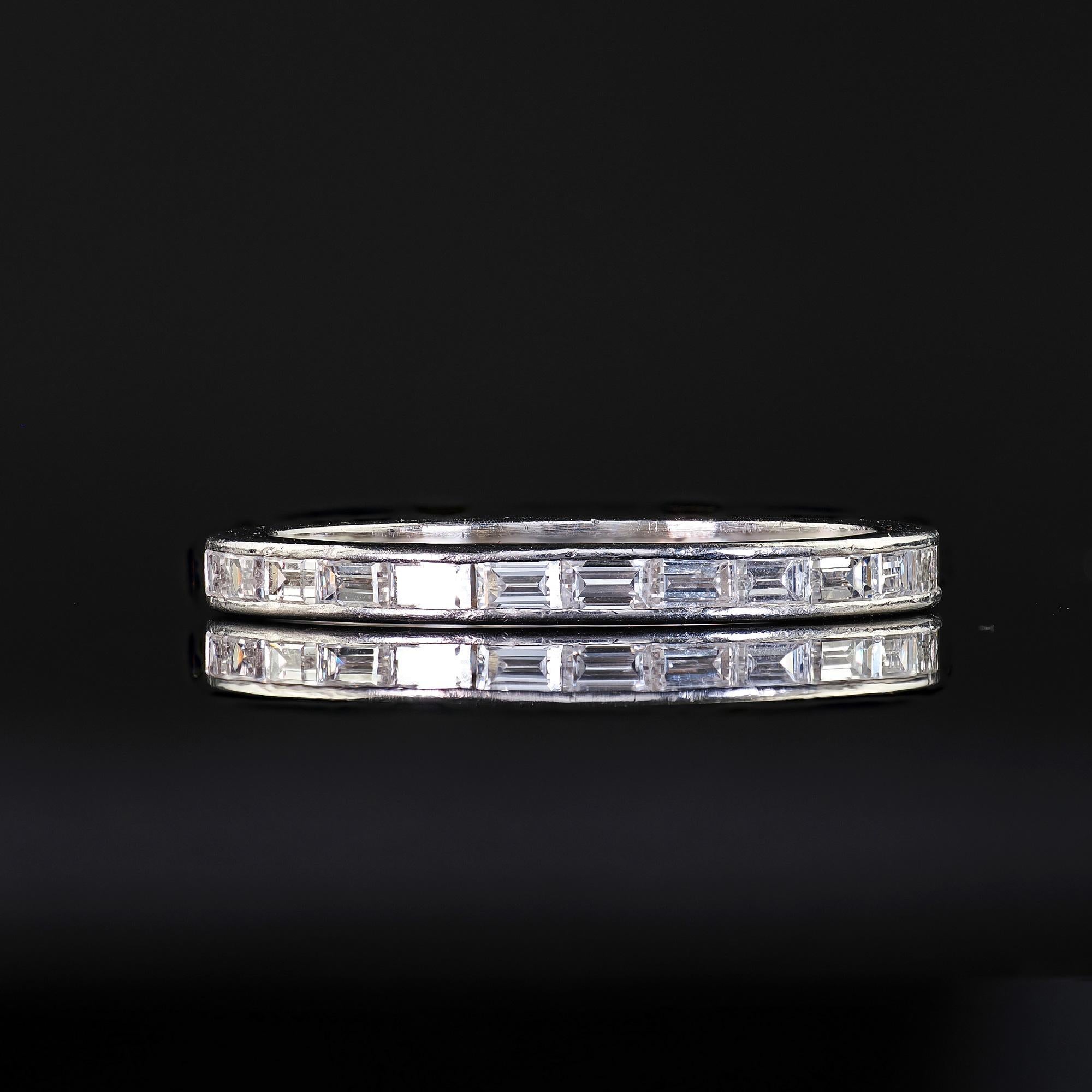 Taglio baguette Fascia per l'eternità in platino antico Art Deco con diamanti baguette - misura 6 1/2 in vendita