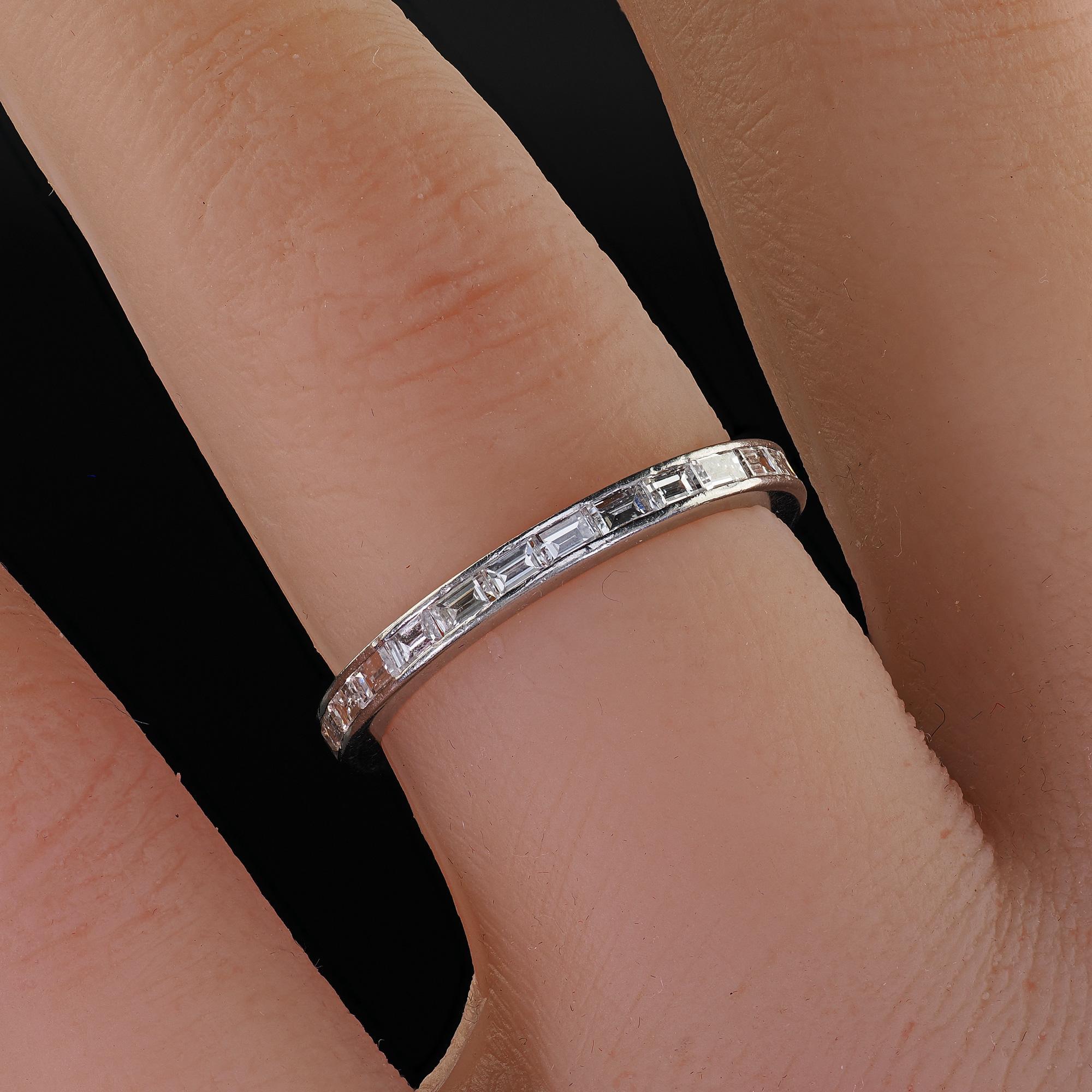 Donna Fascia per l'eternità in platino antico Art Deco con diamanti baguette - misura 6 1/2 in vendita