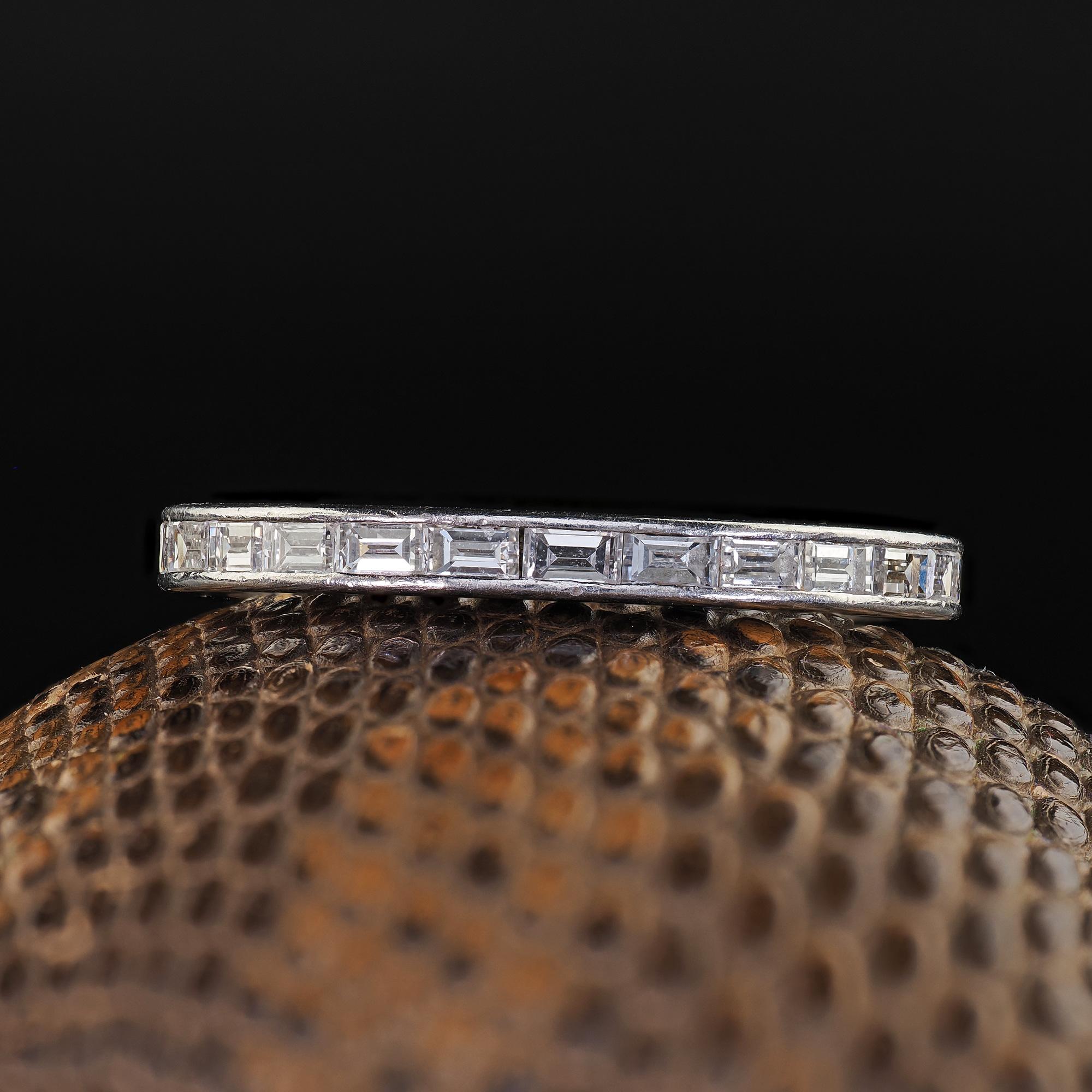 Fascia per l'eternità in platino antico Art Deco con diamanti baguette - misura 6 1/2 in vendita 1