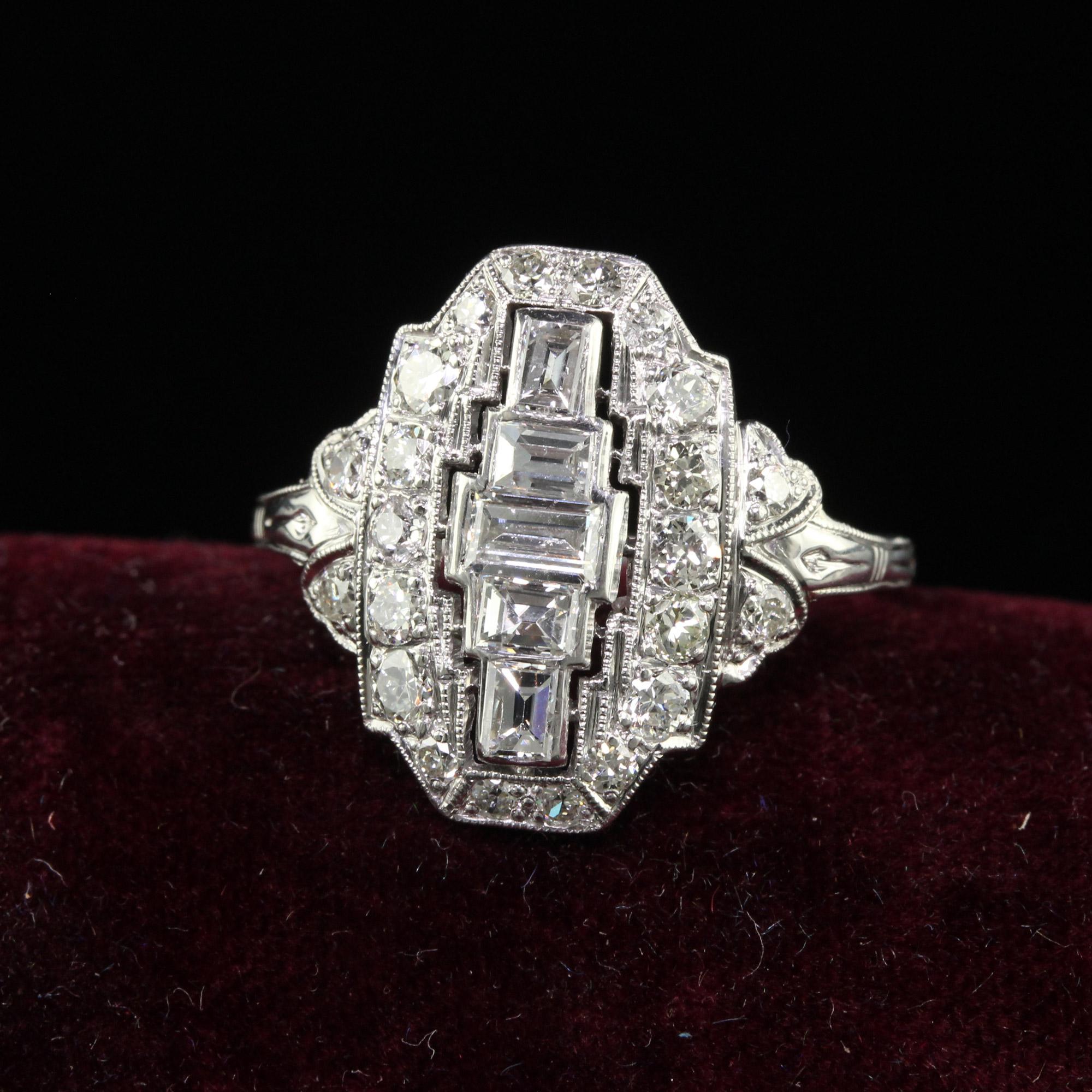 Schöne antike Art Deco Platin Altschliff Baguette Euro Diamond Shield Ring. Dieser unglaubliche antike Schildring ist aus Platin gefertigt. Dieser wunderschöne Ring ist mit Baguetten im Altschliff und Diamanten im alten europäischen Schliff in einem