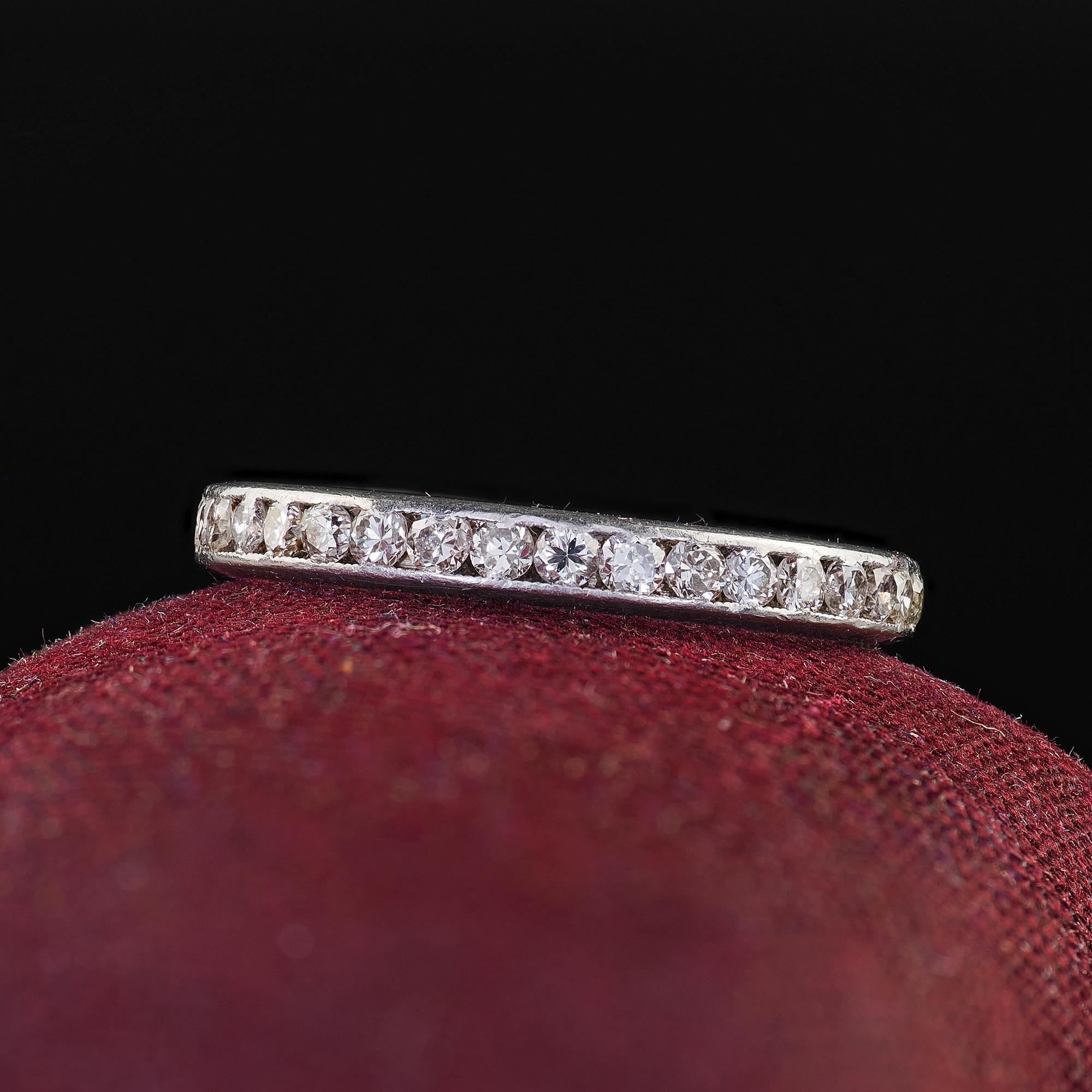 Magnifique bracelet d'éternité en platine gravé d'un diamant de taille ancienne - Taille 5. Ce magnifique bracelet d'éternité en platine gravé d'un diamant de style Antique Antique Deco. La bague est ornée de diamants de taille ancienne qui font le