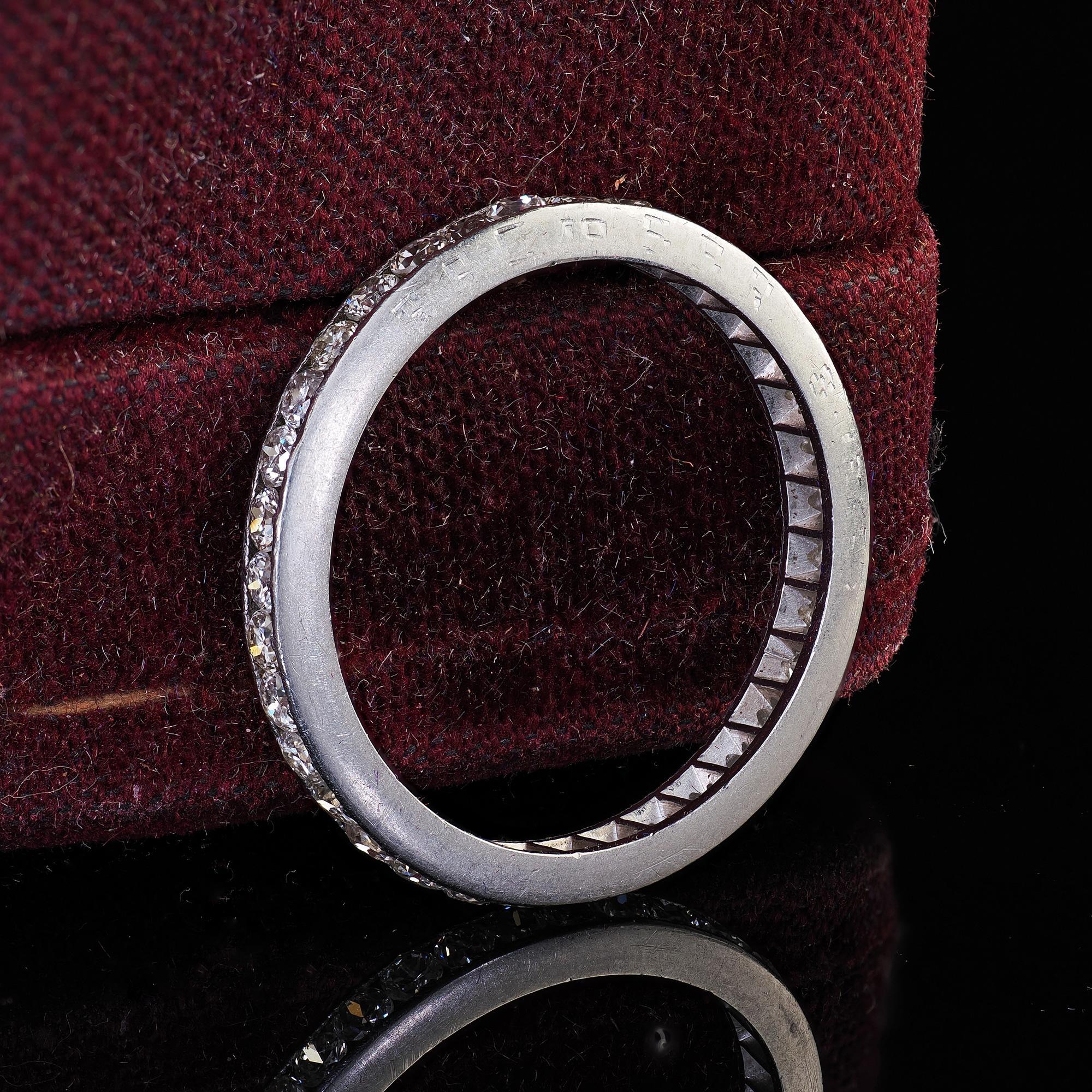 Taille vieille Europe Anneau d'éternité Art déco ancien en platine gravé de diamants taille ancienne - Taille 5 en vente