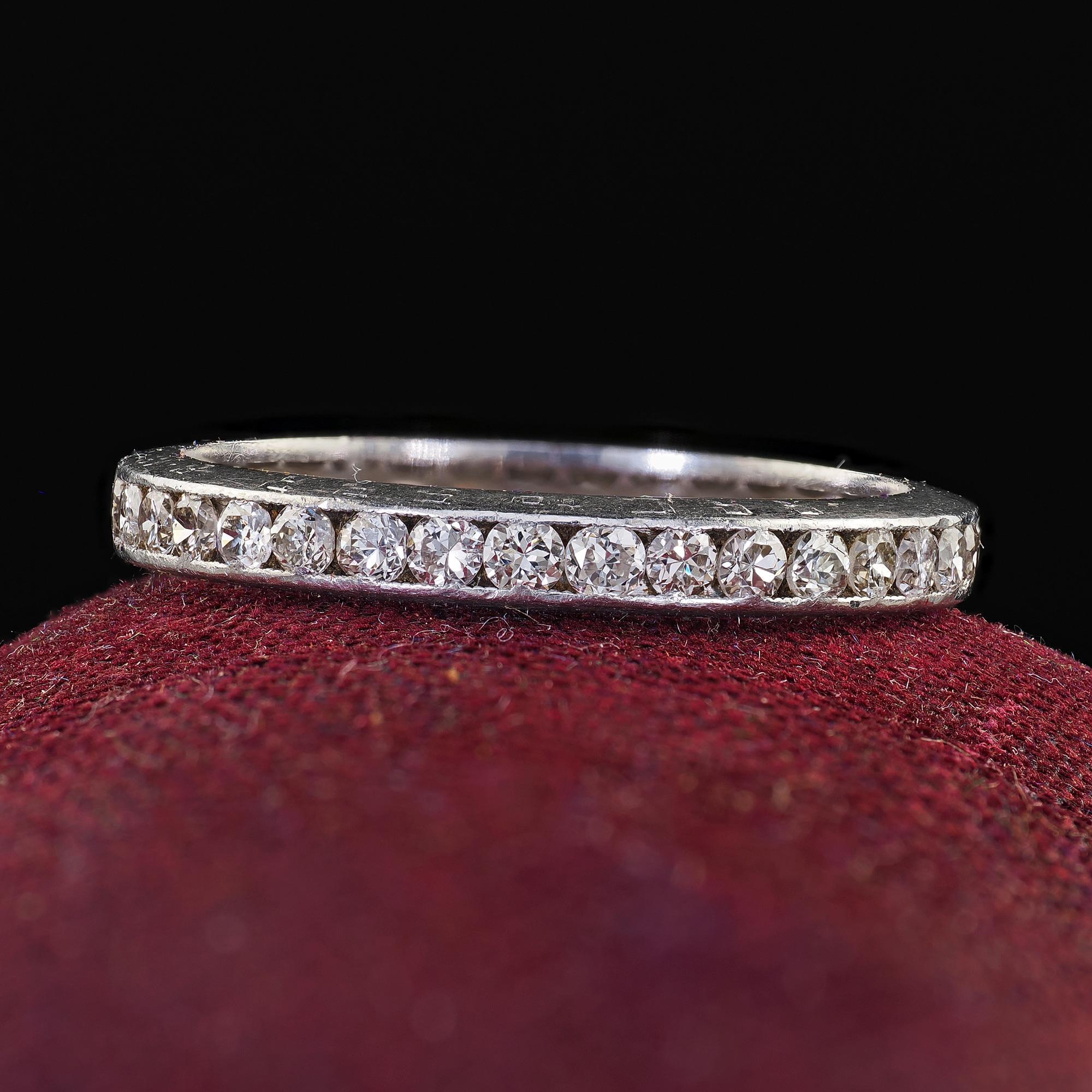 Anneau d'éternité Art déco ancien en platine gravé de diamants taille ancienne - Taille 5 Bon état - En vente à Great Neck, NY