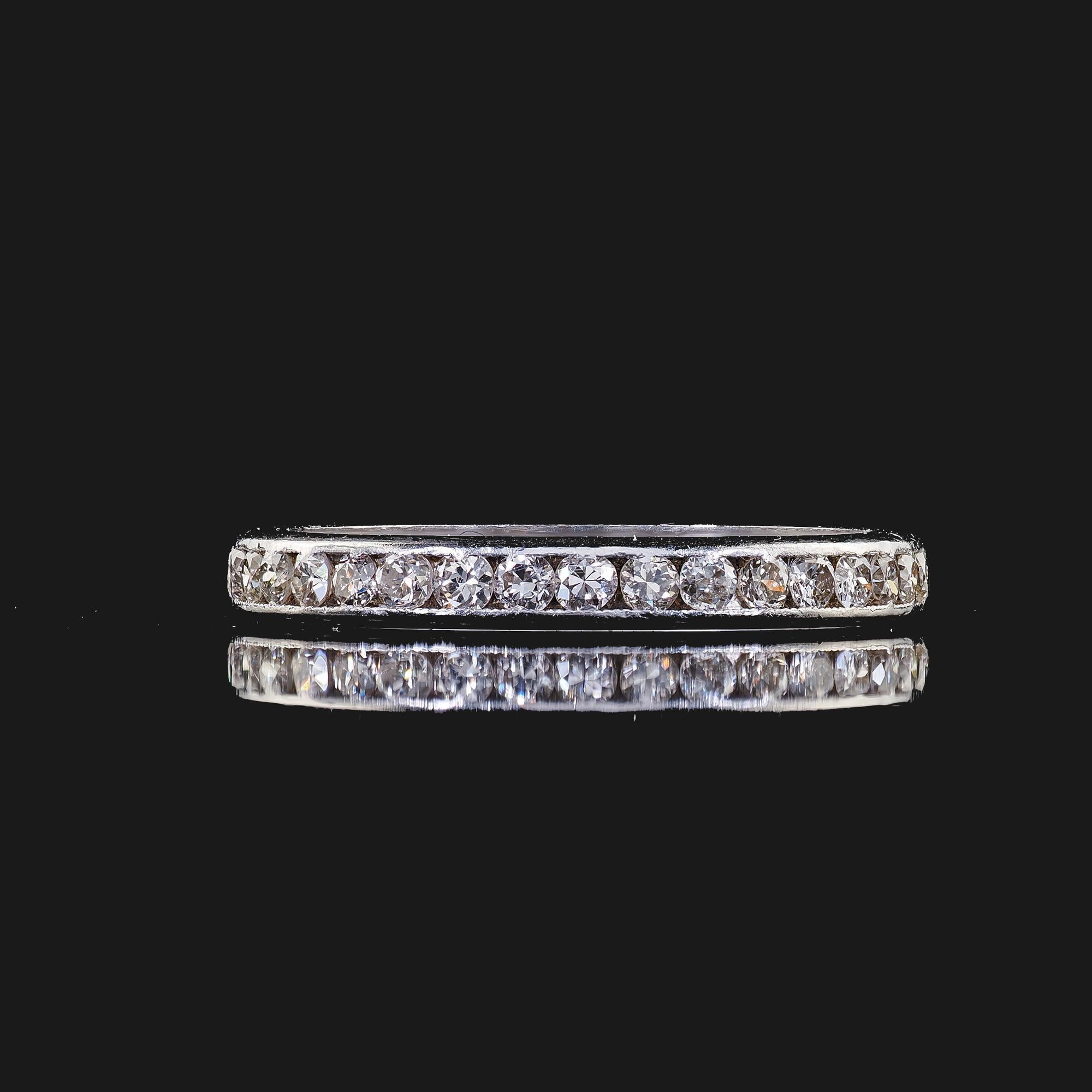 Anneau d'éternité Art déco ancien en platine gravé de diamants taille ancienne - Taille 5 en vente 1