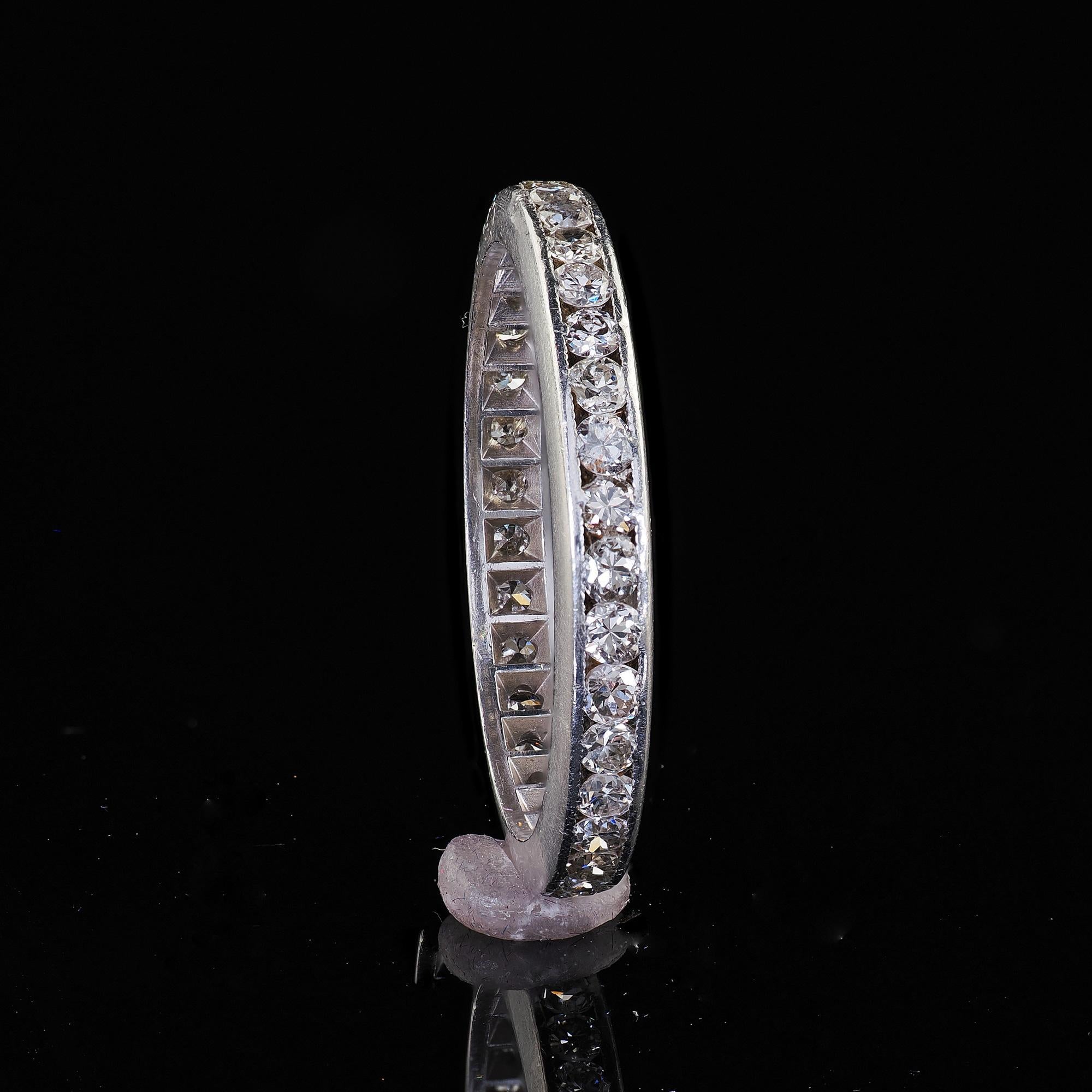 Anneau d'éternité Art déco ancien en platine gravé de diamants taille ancienne - Taille 5 en vente 2