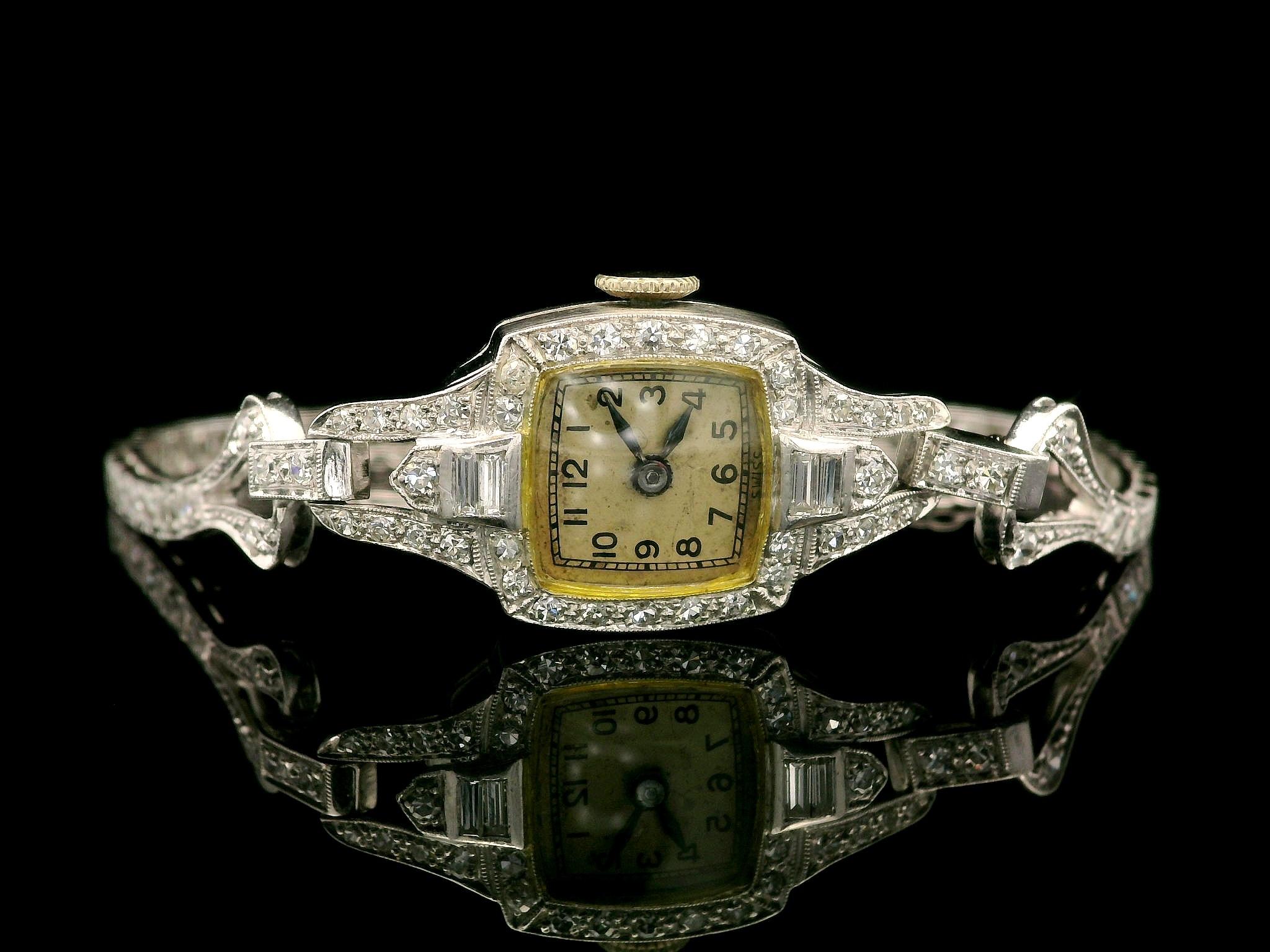 Antiguo Reloj de Pulsera Art Decó de Platino y Diamantes talla antigua Corte baguette