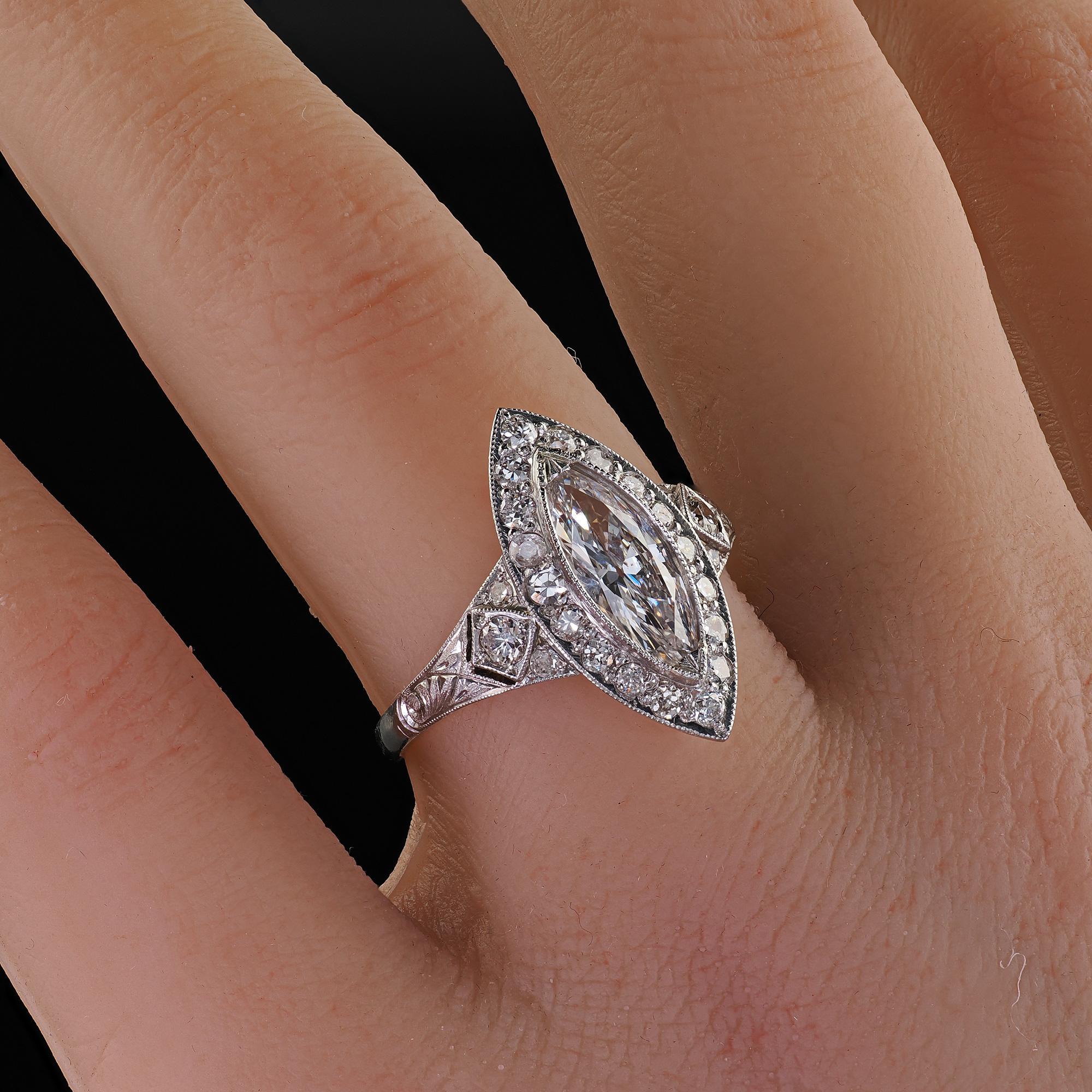 Bague de fiançailles Art déco ancienne en platine avec halo de diamants marquises taille ancienne - GIA en vente 5
