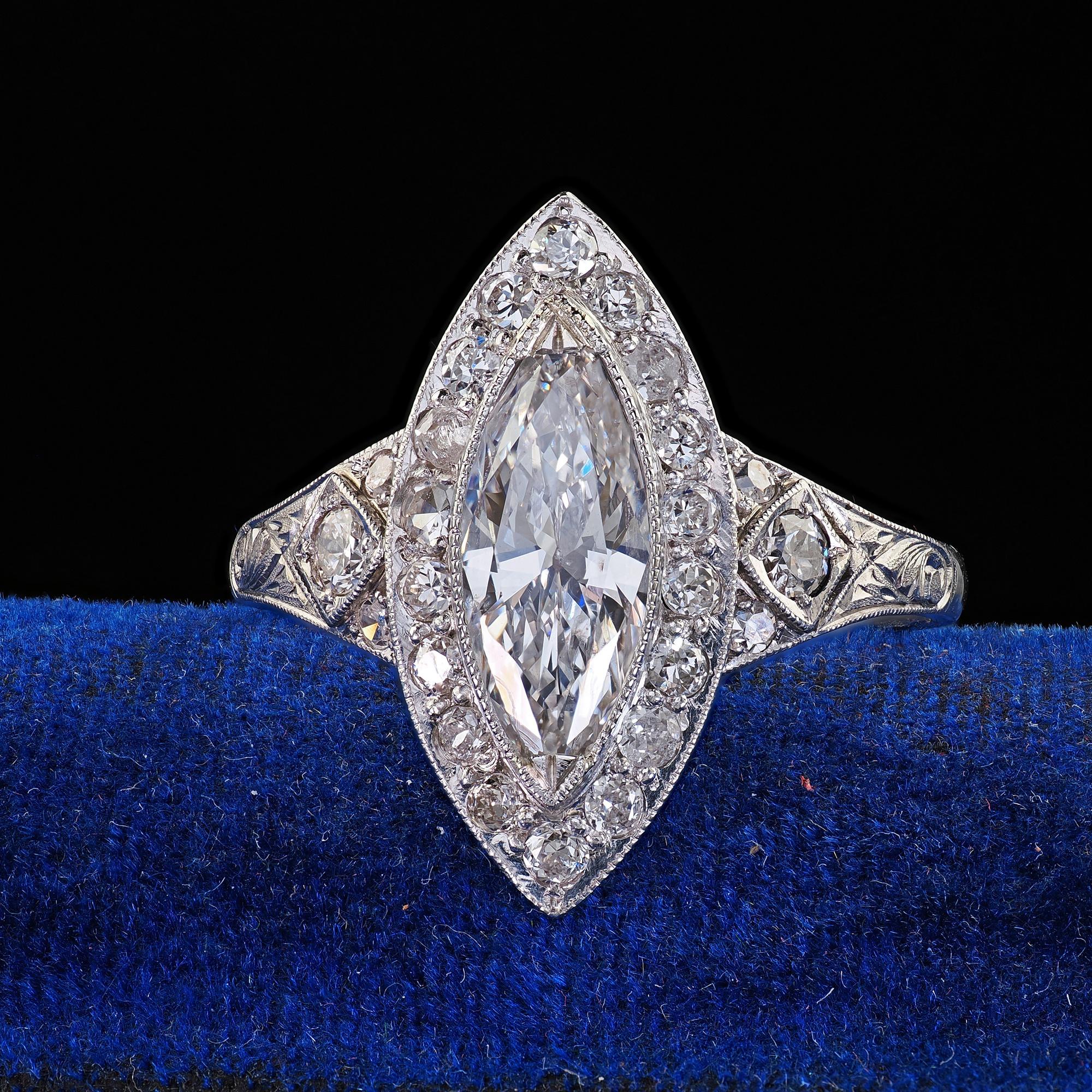 Magnifique bague de fiançailles Arte Antiques Platinum Old Cut Marquise Diamond Halo - GIA. Cette incroyable bague de fiançailles en diamant marquise de taille ancienne est réalisée en platine. La bague est ornée d'une magnifique marquise de taille