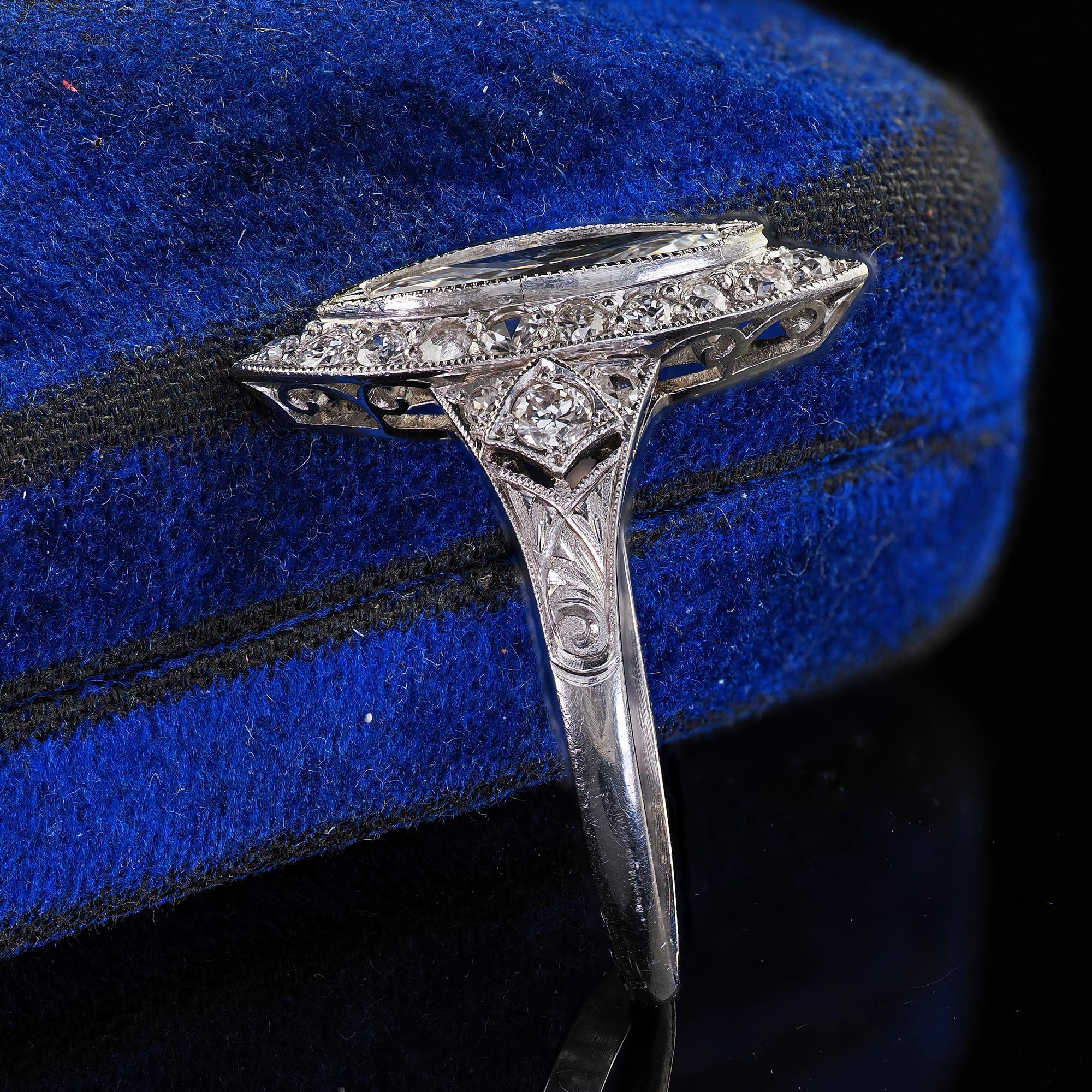 Taille Marquise Bague de fiançailles Art déco ancienne en platine avec halo de diamants marquises taille ancienne - GIA en vente