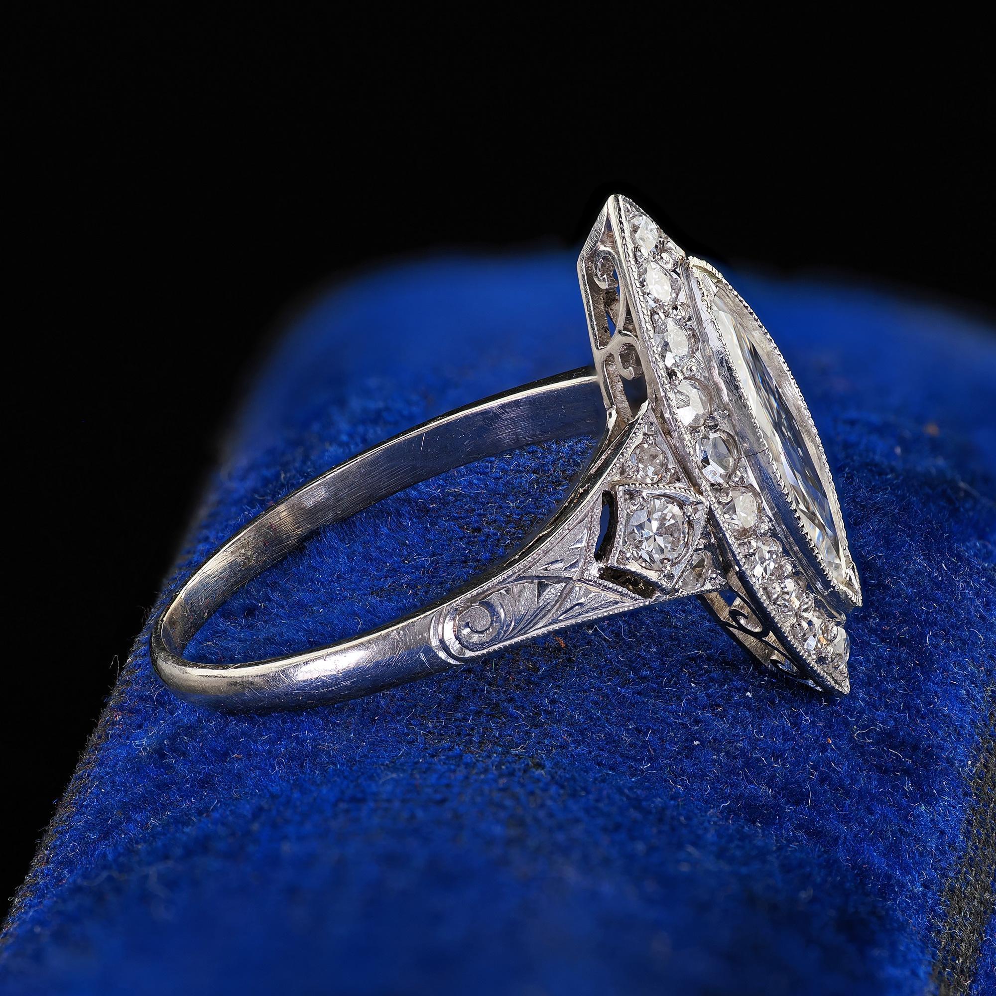 Bague de fiançailles Art déco ancienne en platine avec halo de diamants marquises taille ancienne - GIA Bon état - En vente à Great Neck, NY