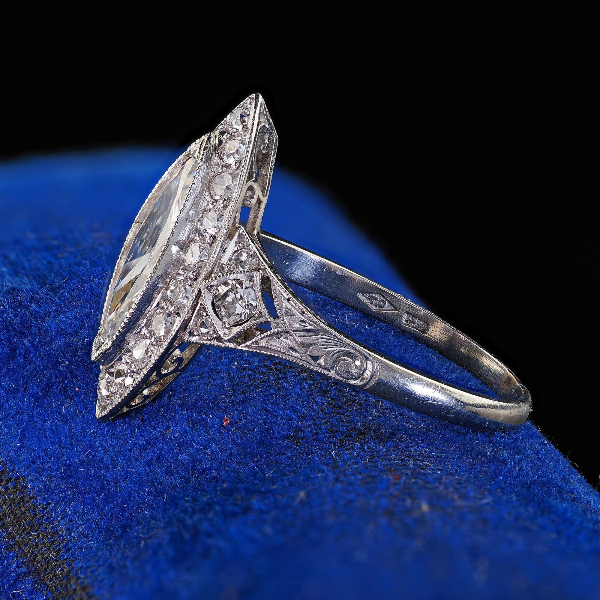 Bague de fiançailles Art déco ancienne en platine avec halo de diamants marquises taille ancienne - GIA Pour femmes en vente