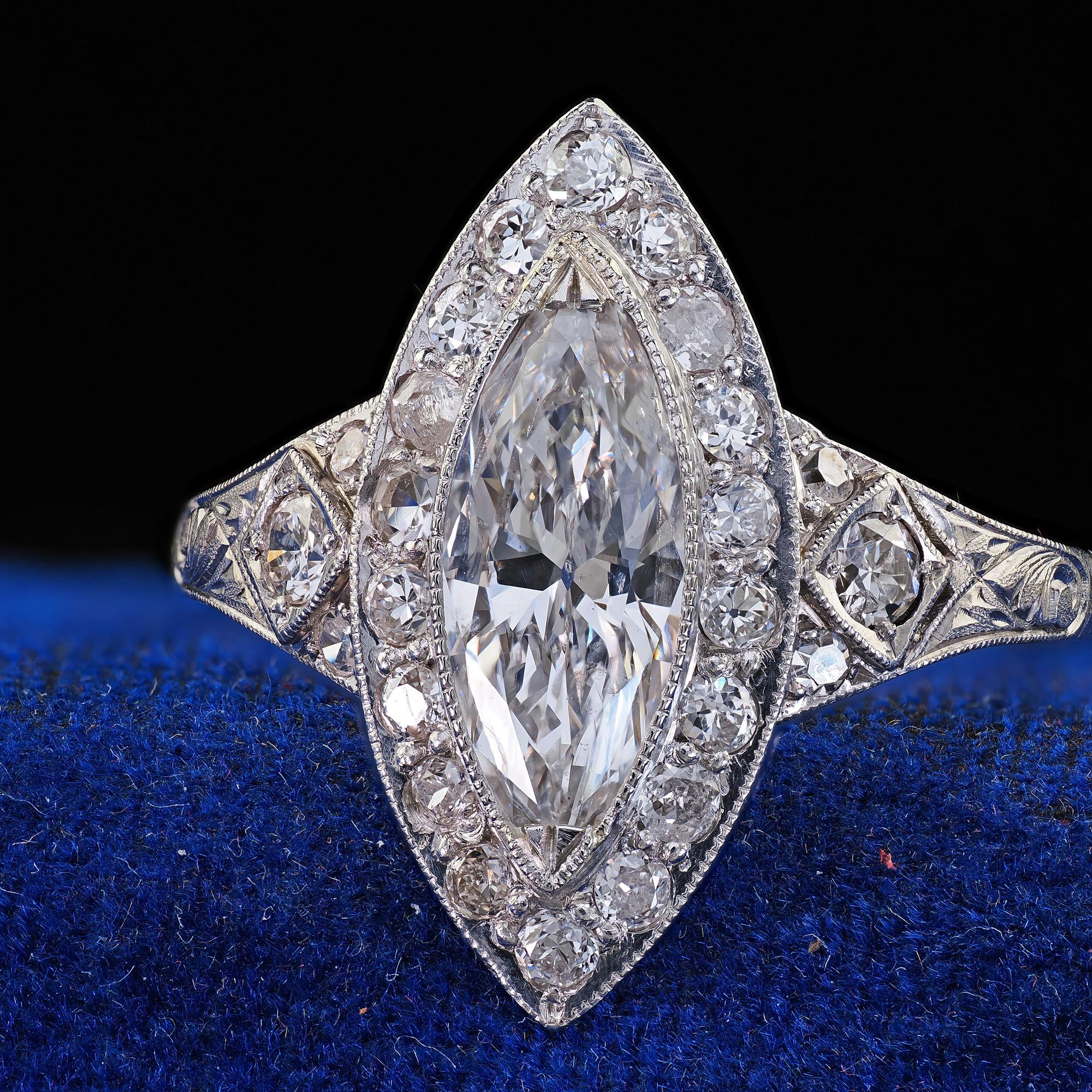 Bague de fiançailles Art déco ancienne en platine avec halo de diamants marquises taille ancienne - GIA en vente 1