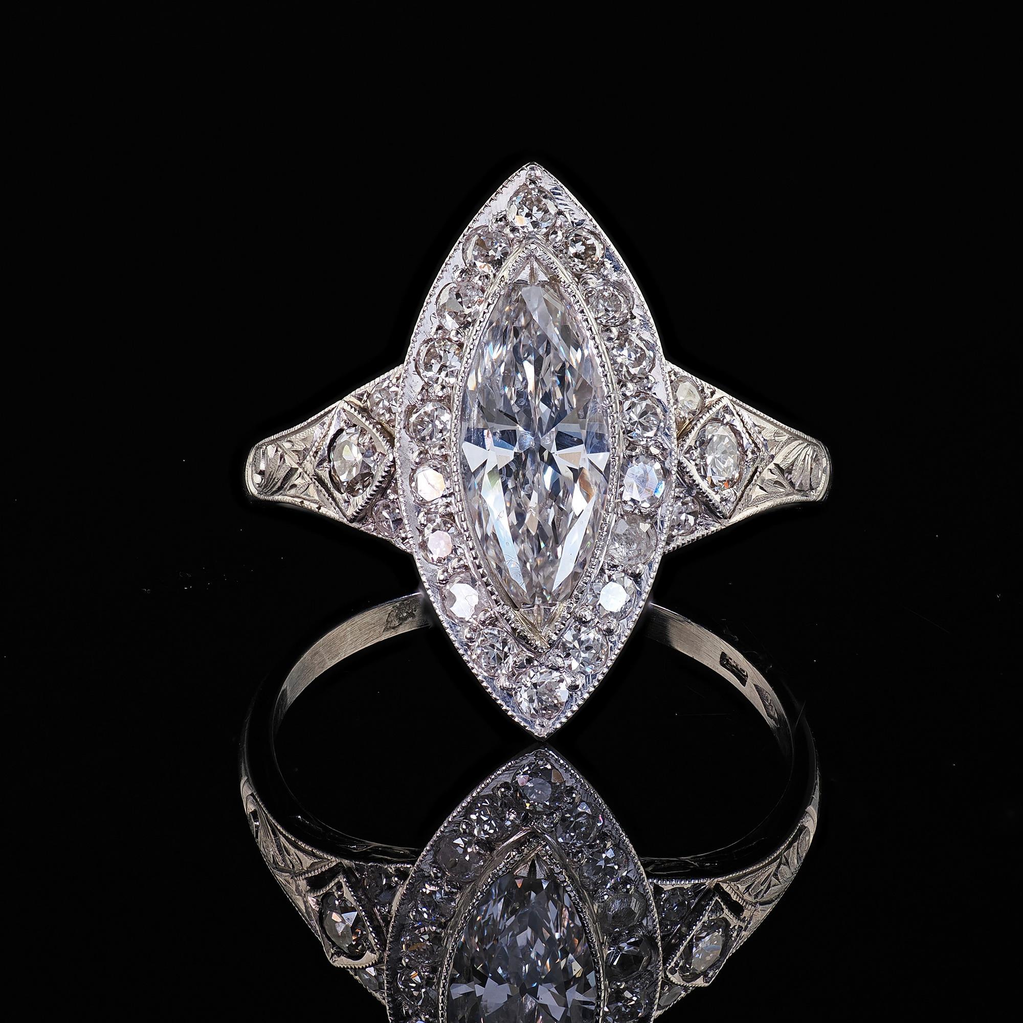 Bague de fiançailles Art déco ancienne en platine avec halo de diamants marquises taille ancienne - GIA en vente 2