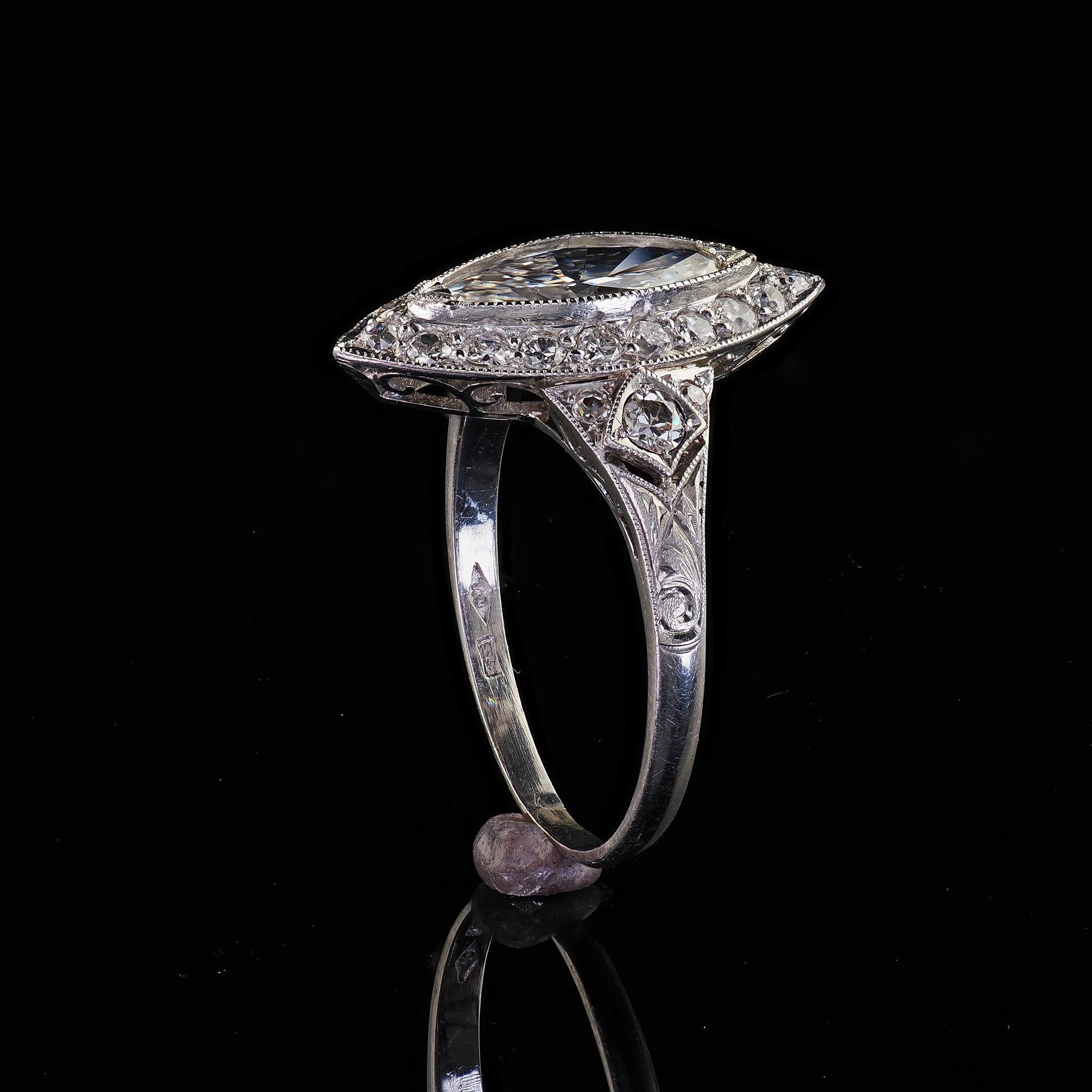 Bague de fiançailles Art déco ancienne en platine avec halo de diamants marquises taille ancienne - GIA en vente 3