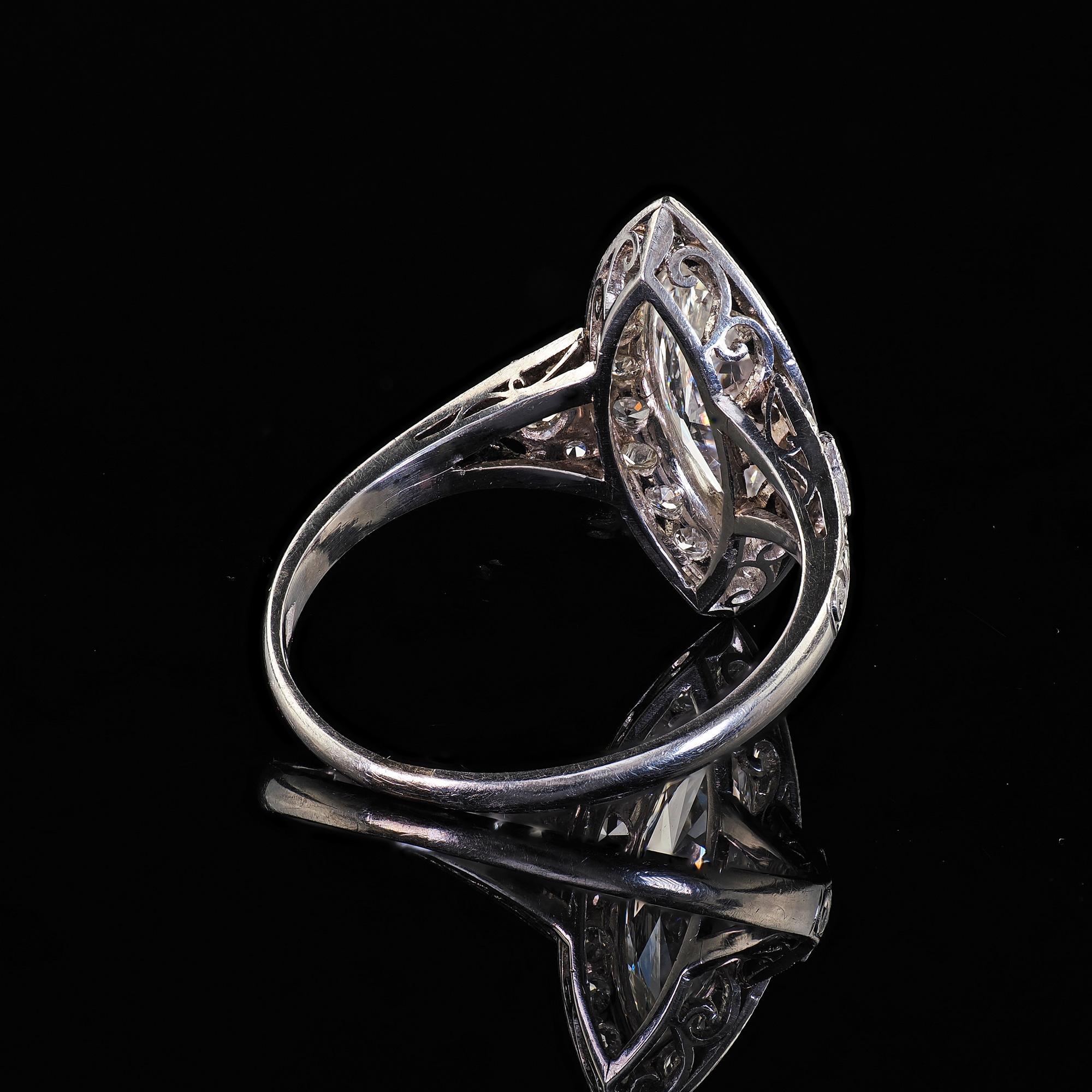 Bague de fiançailles Art déco ancienne en platine avec halo de diamants marquises taille ancienne - GIA en vente 4