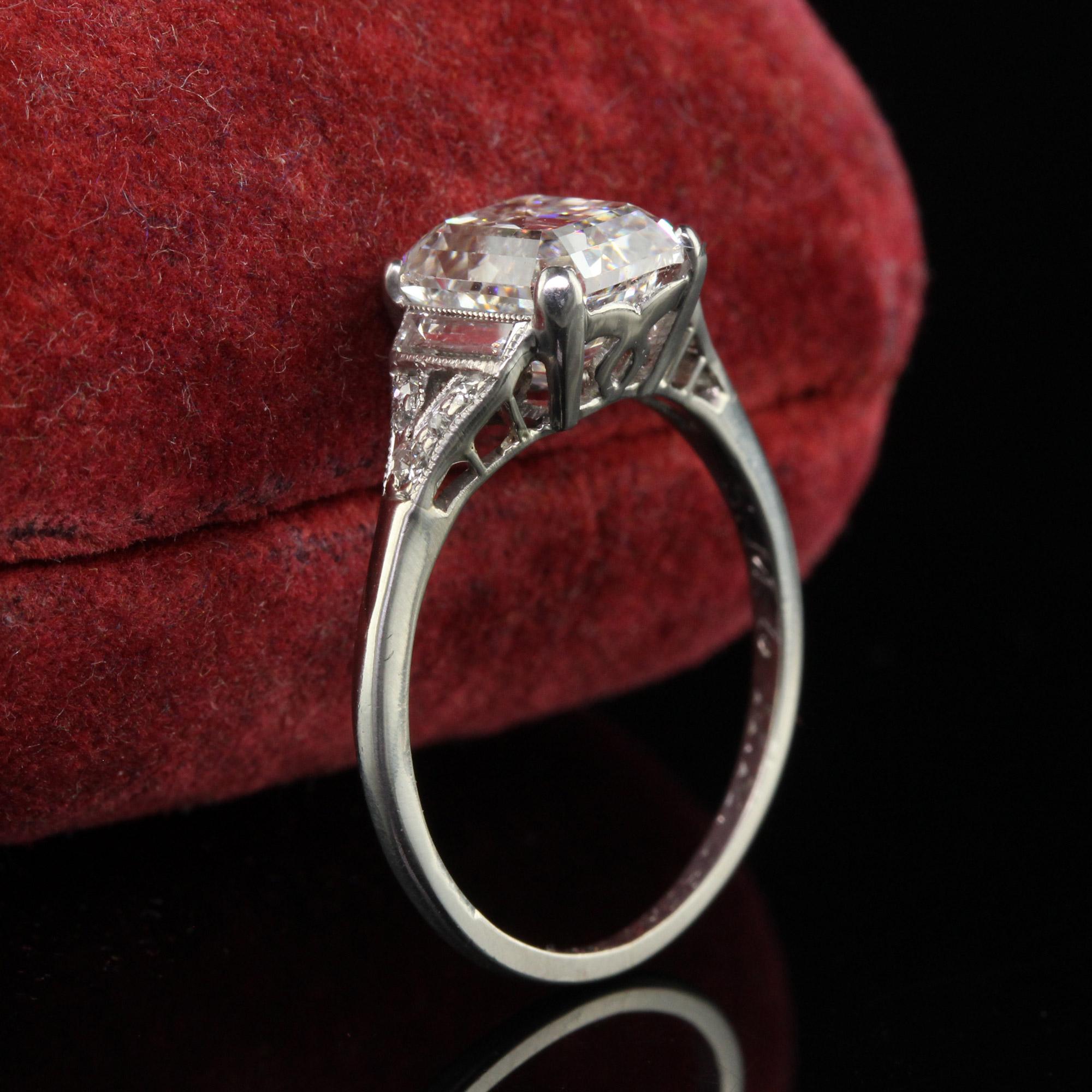 Antiker Art Deco Platin-Verlobungsring mit Diamanten im alteuropäischen Smaragdschliff im Baguette-Schliff - GIA (Art déco) im Angebot